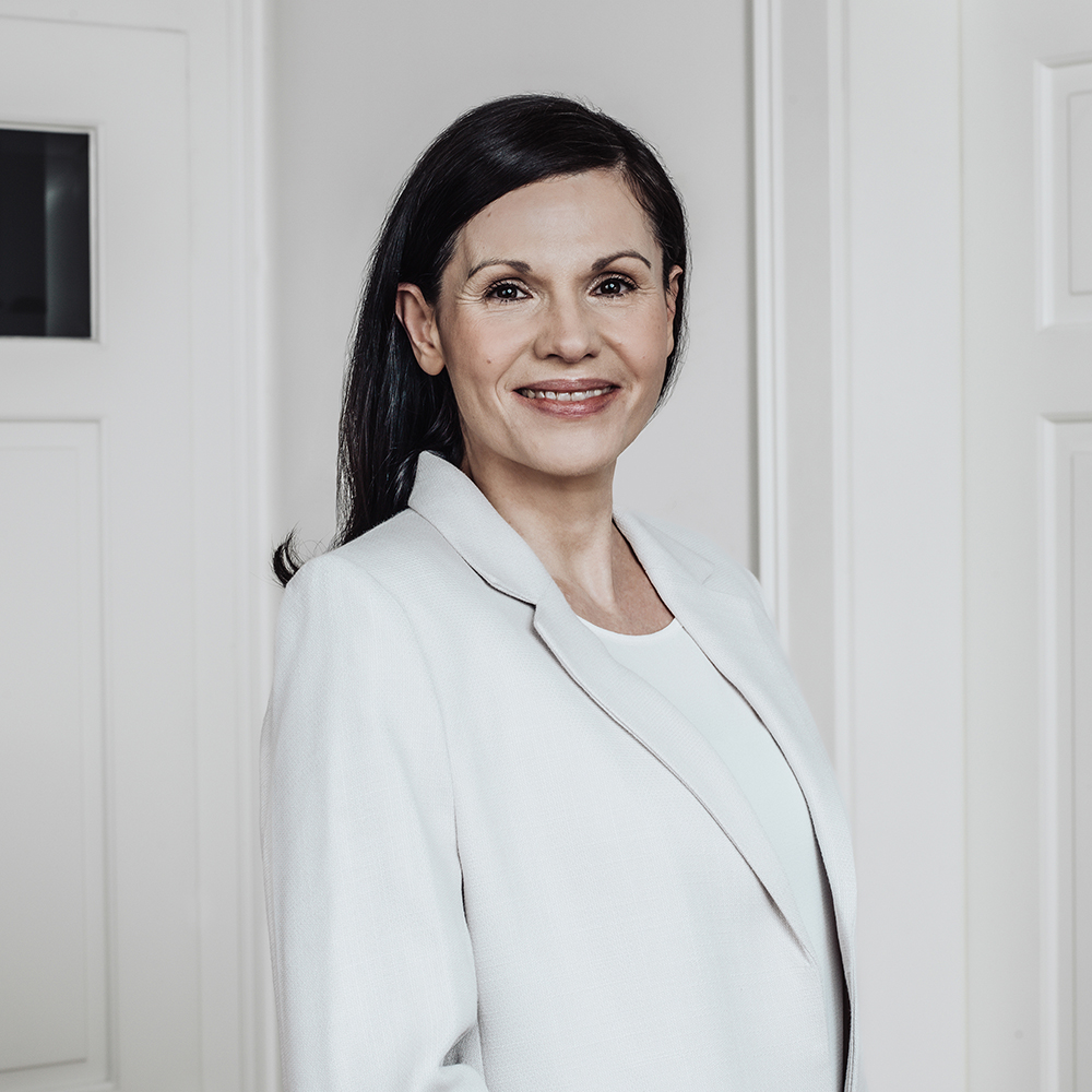 Porträt Karin Schuster, Ansprechpartnerin für Cross Mentoring und Personalentwicklung bei Cross Consult, im Gespräch mit Teilnehmenden.