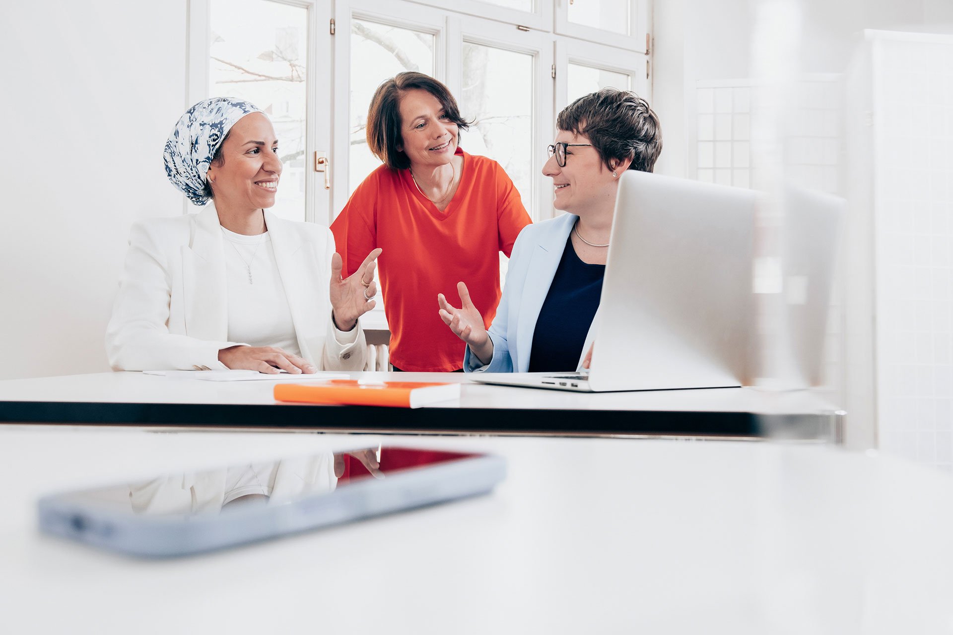 Workshop-Situation: Führungskräfte üben Feedback, Konfliktlösungen und Teamführung.