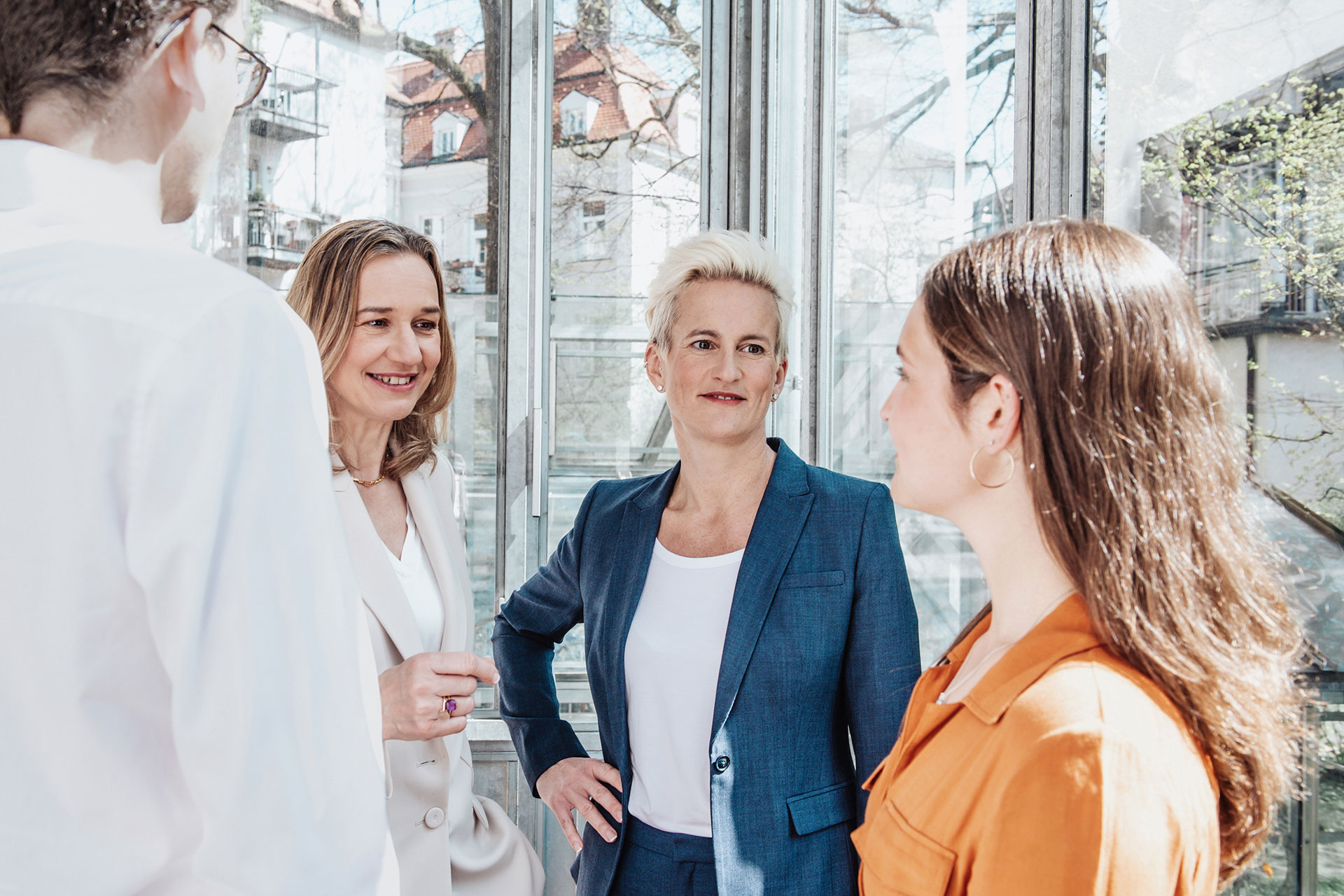 Teilnehmende des Cross Mentoring Programms reflektieren gemeinsam ihre Rollen, stärken Kompetenzen und erweitern ihr berufliches Netzwerk.