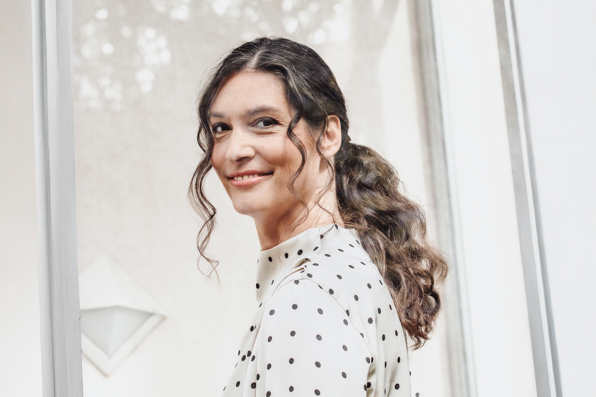 Porträt Tanja Haupt, Expertin bei Cross Consult, während sie Einblicke in Leadership- und Mentoring-Programme gibt auf LinkedIn