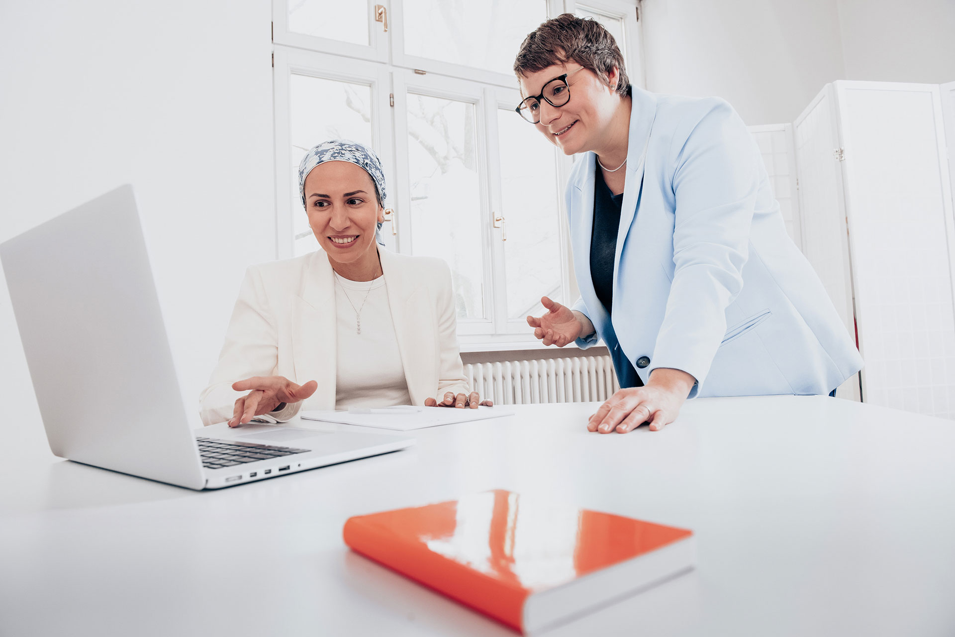 „Teilnehmende eines Cross Consult Trainings üben praxisnah Führungstechniken, Feedback und Teamkommunikation.