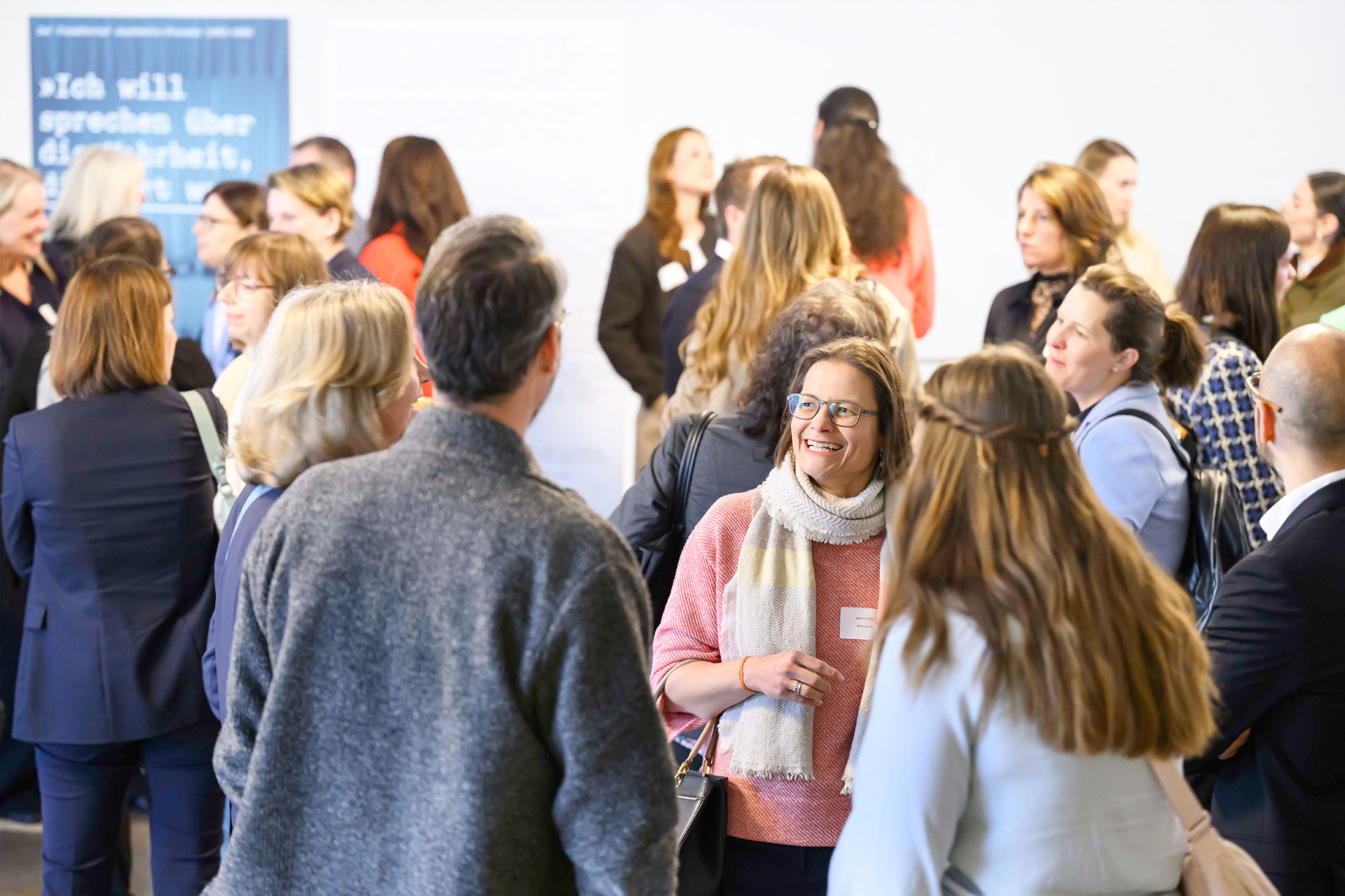 Cross Consult Veranstaltung: Teilnehmende tauschen sich aus, vernetzen sich und sammeln Impulse zu Führung, Diversity und Karriereentwicklung.