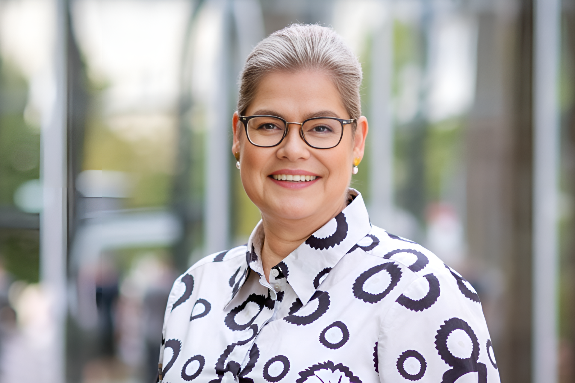 Porträt von Claudia Zeimes Teilnehmerin des Cross Mentoring Programms, Erfahrungsbericht über persönliche Weiterentwicklung und berufliche Erfahrungen.