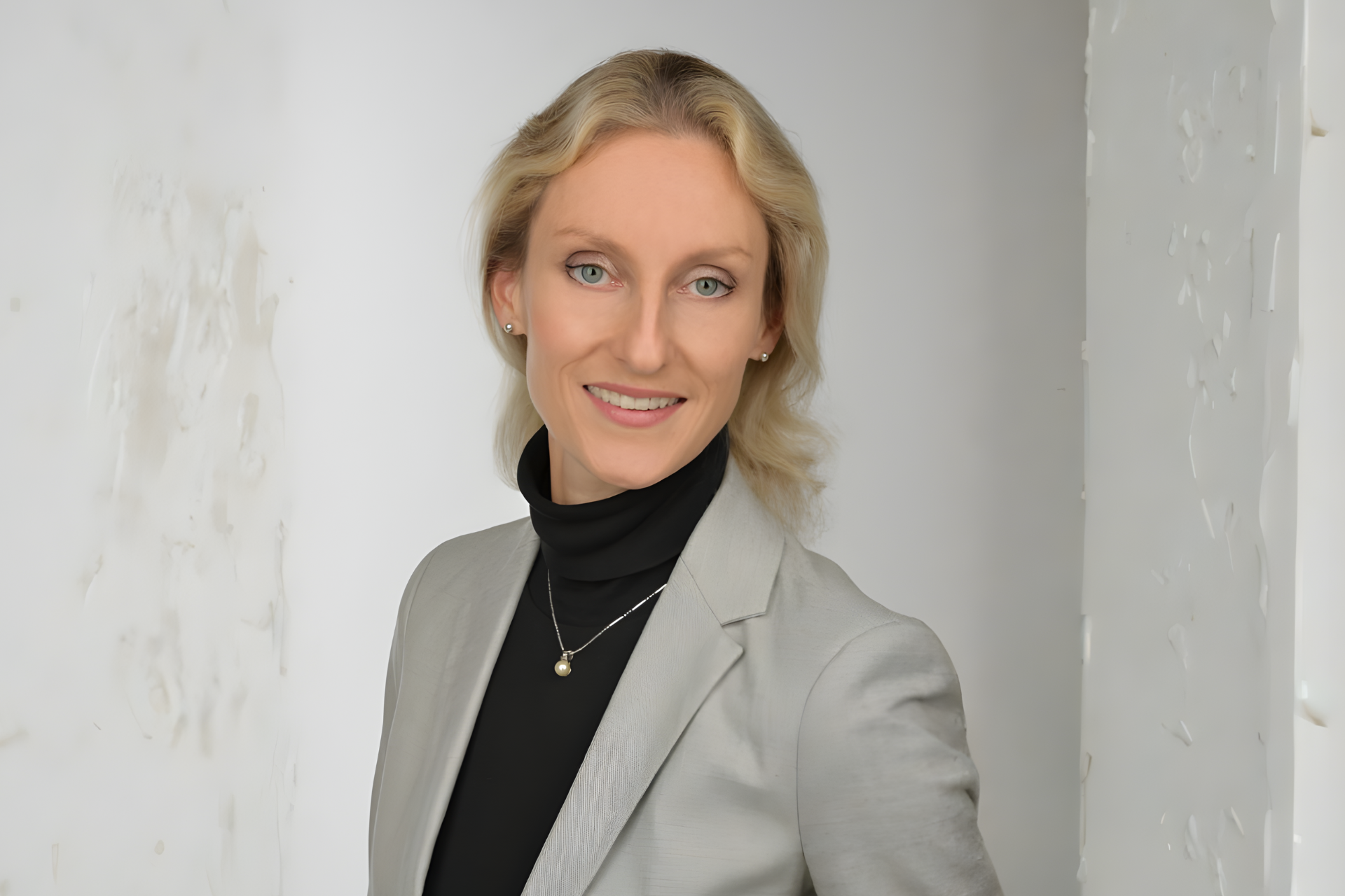 Porträt von Nina Wolfrum Teilnehmerin des Cross Mentoring Programms, Erfahrungsbericht über persönliche Weiterentwicklung und berufliche Erfahrungen.