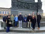 Gruppenfoto von Teilnehmenden des Cross Mentoring 2Grow vor einem historischen Denkmal in Dresden