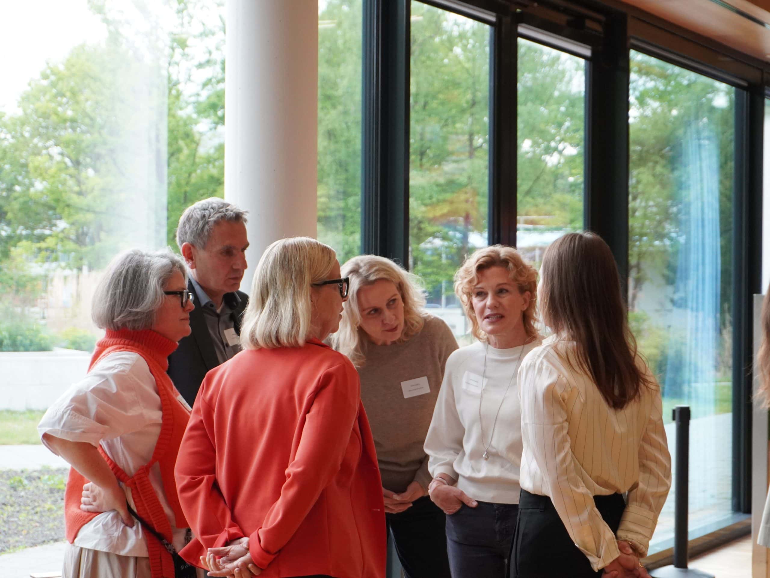 Teilnehmende im Gespräch beim Kick-off der 34. Runde Cross Mentoring München