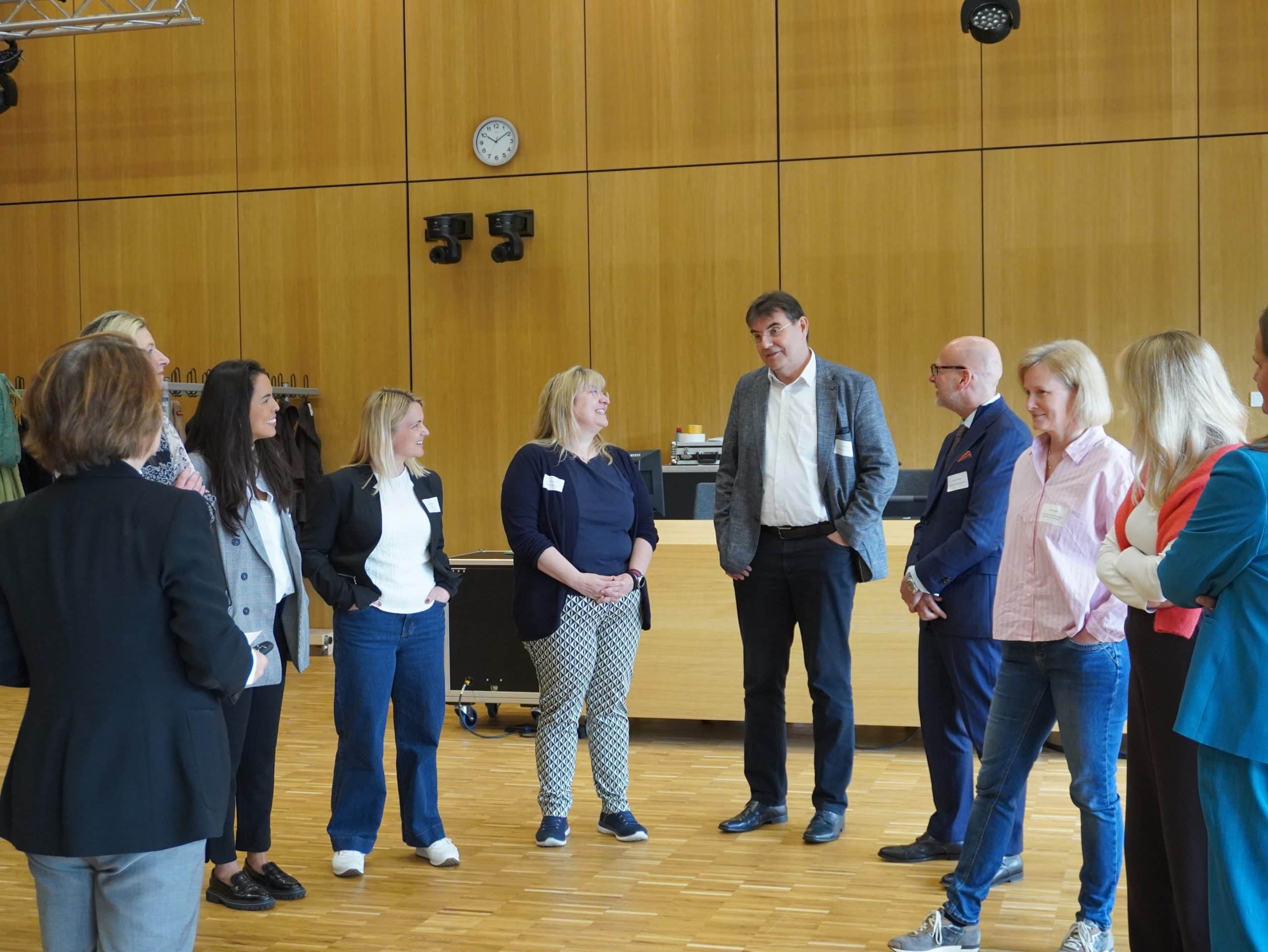 Eine Gruppe von Mentees und Mentor*innen im Austausch beim Kick-off der 34. Runde Cross Mentoring München