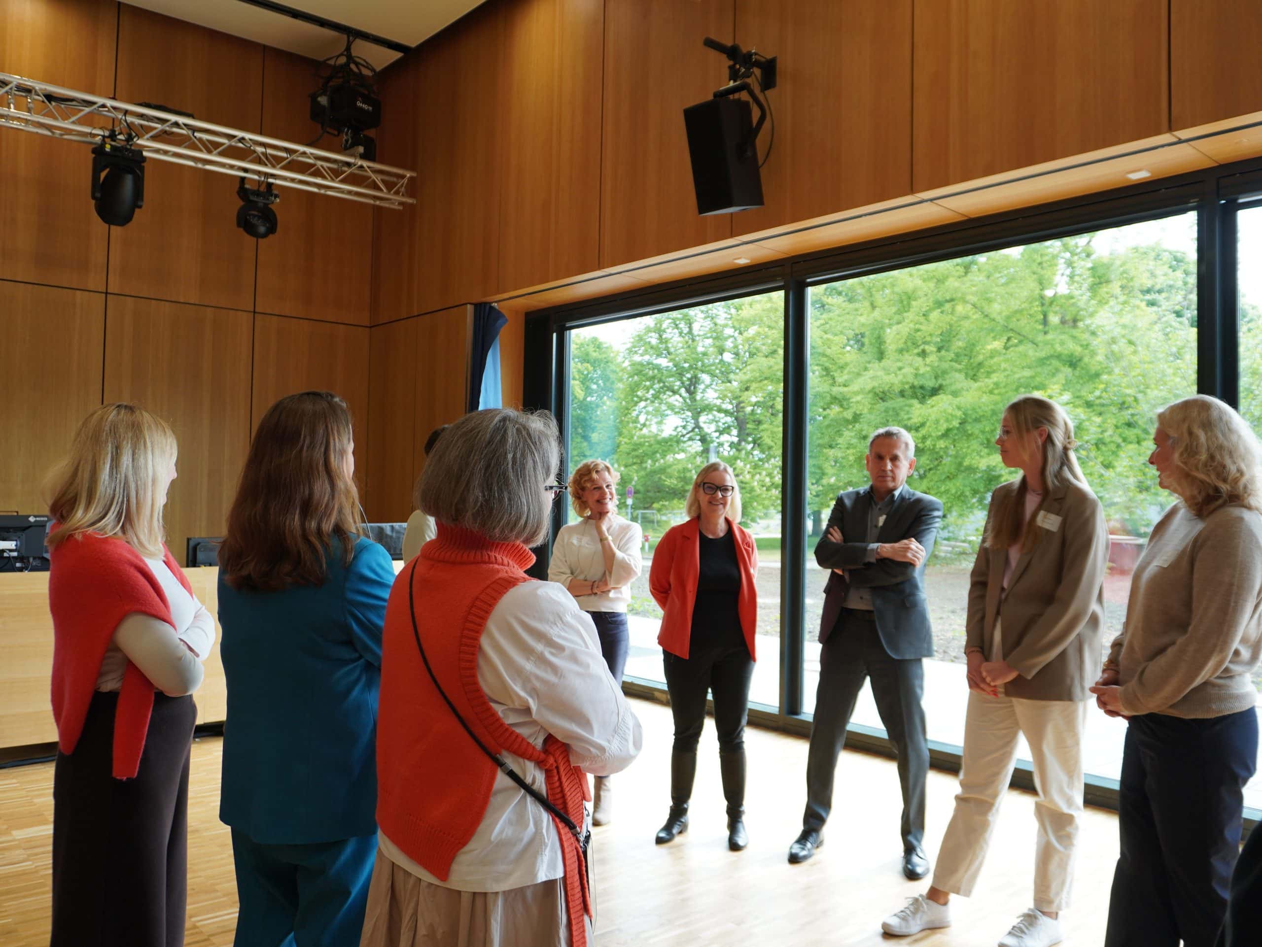 Teilnehmende im Austausch beim Kick-off de 34. Runde Cross Mentoring München