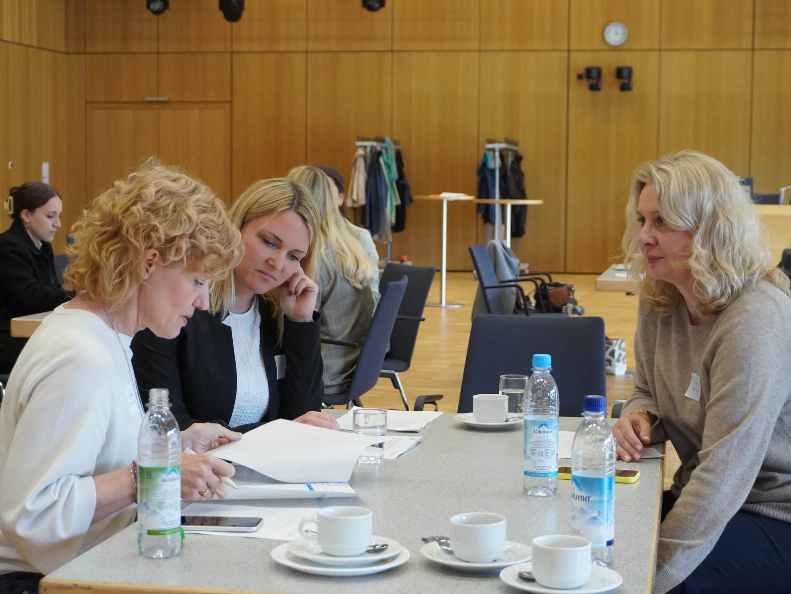 Mentees arbeiten in der Gruppe beim Kick-off der 34. Runde Cross Mentoring München