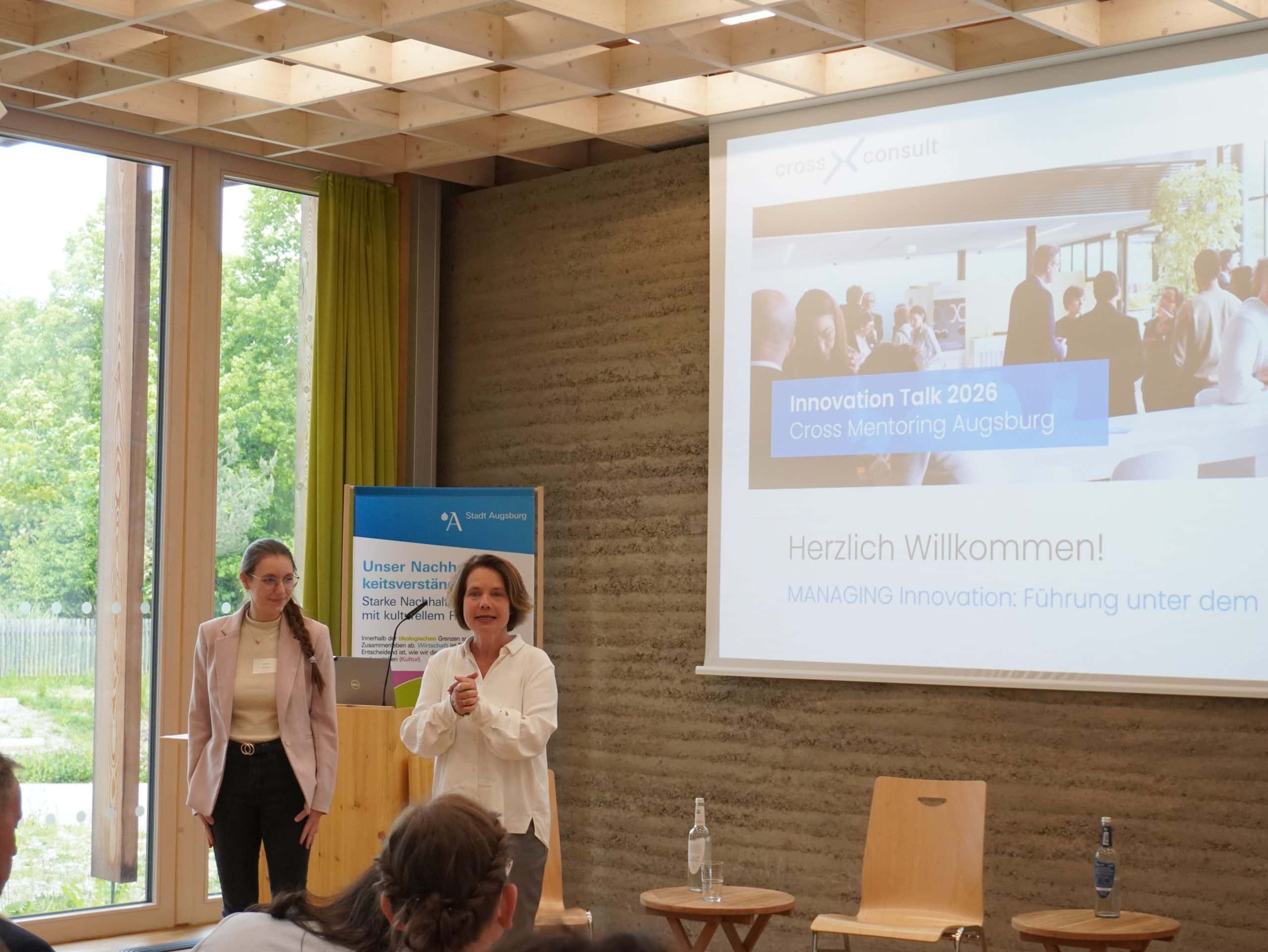 Simone Schönfeld begrüßt die Teilnehmenden des Innovation Talk in Augsburg