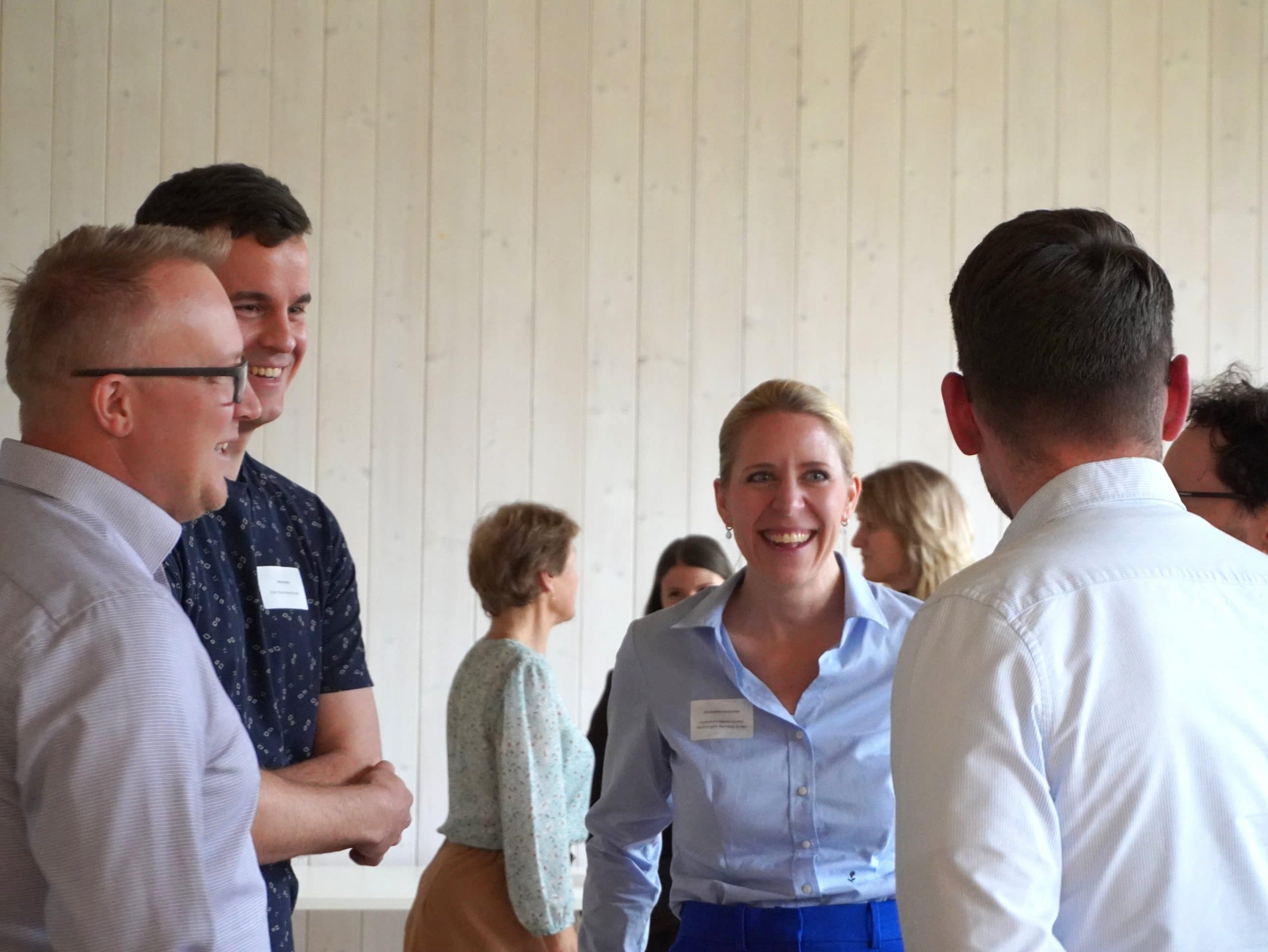 Eine Teilnehmerin des Innovation Talks im humorvollen Austausch mit anderen Teilnehmenden des Innovation Talks