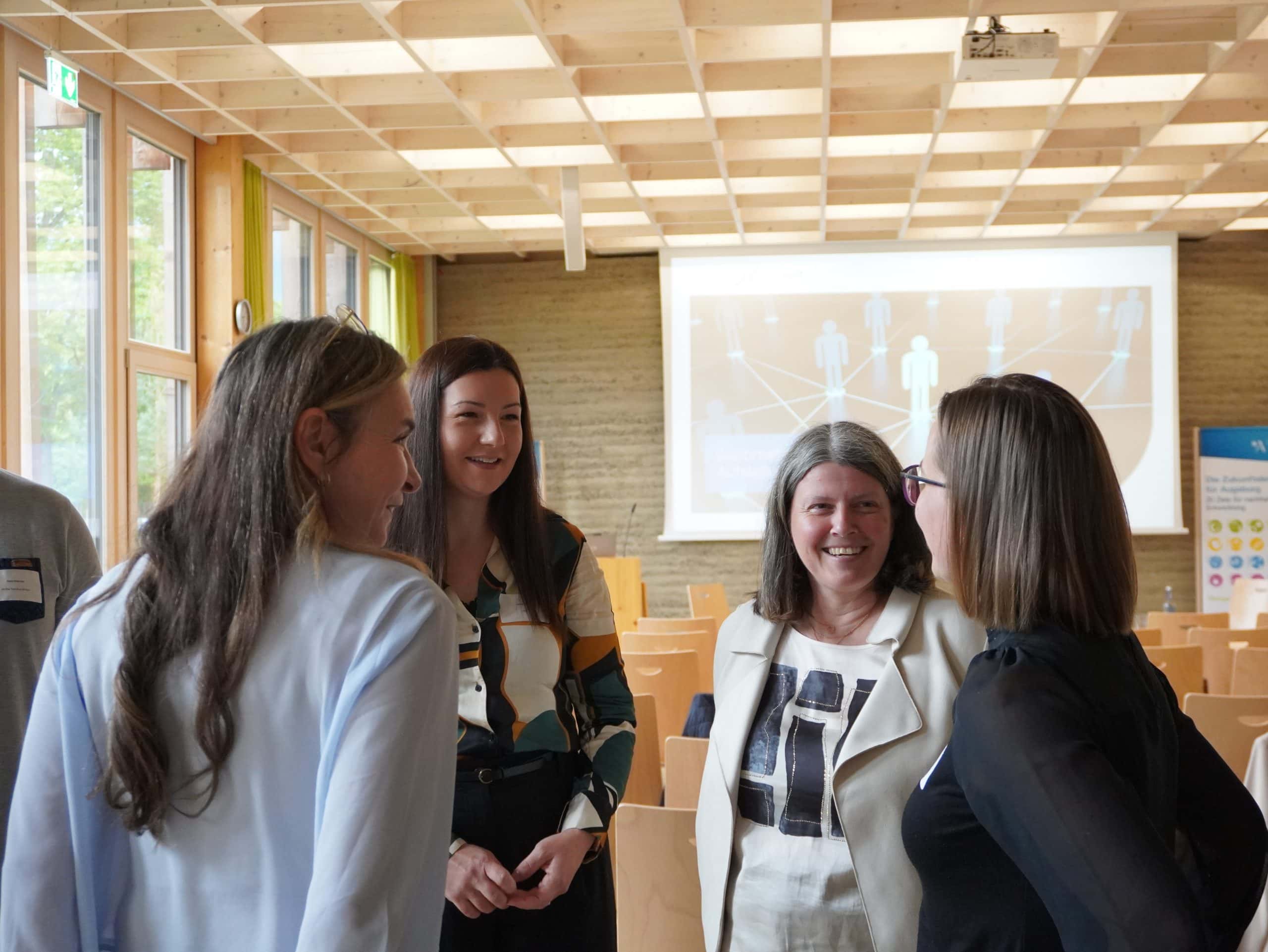Teilnehmende lernen sich beim Innovation Talk in Augsburg kennen.