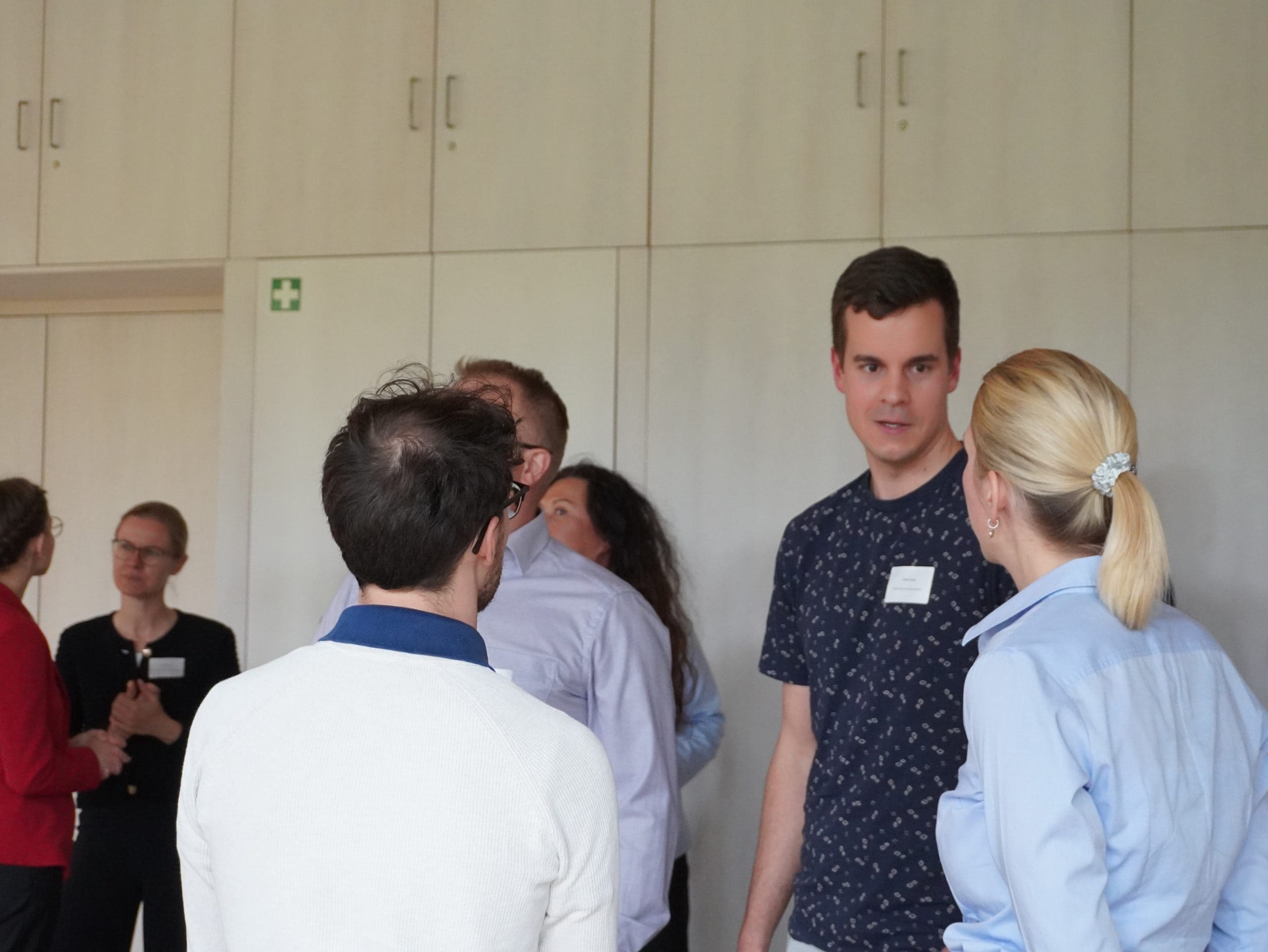 Eine Gruppe von Teilnehmenden unterhält sich beim Innovation Talk in Augsburg