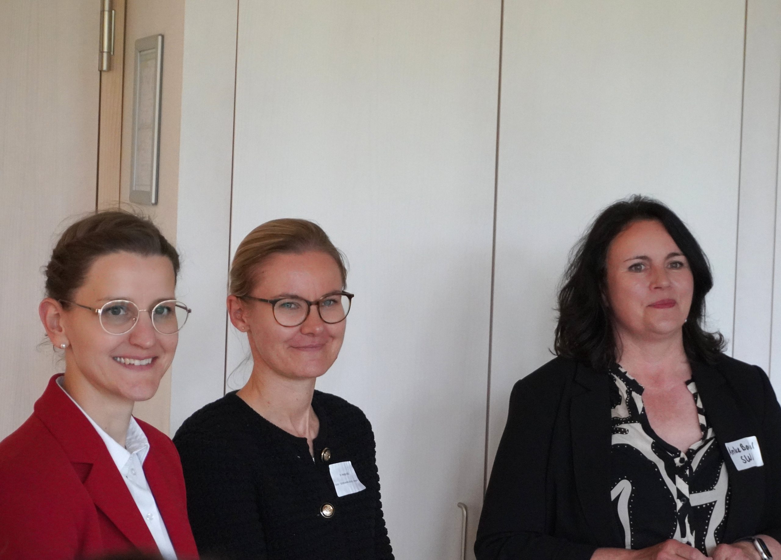Teilnehmerinnen hören anderen Redebeiträgen beim Innovation Talk in Augsburg zu