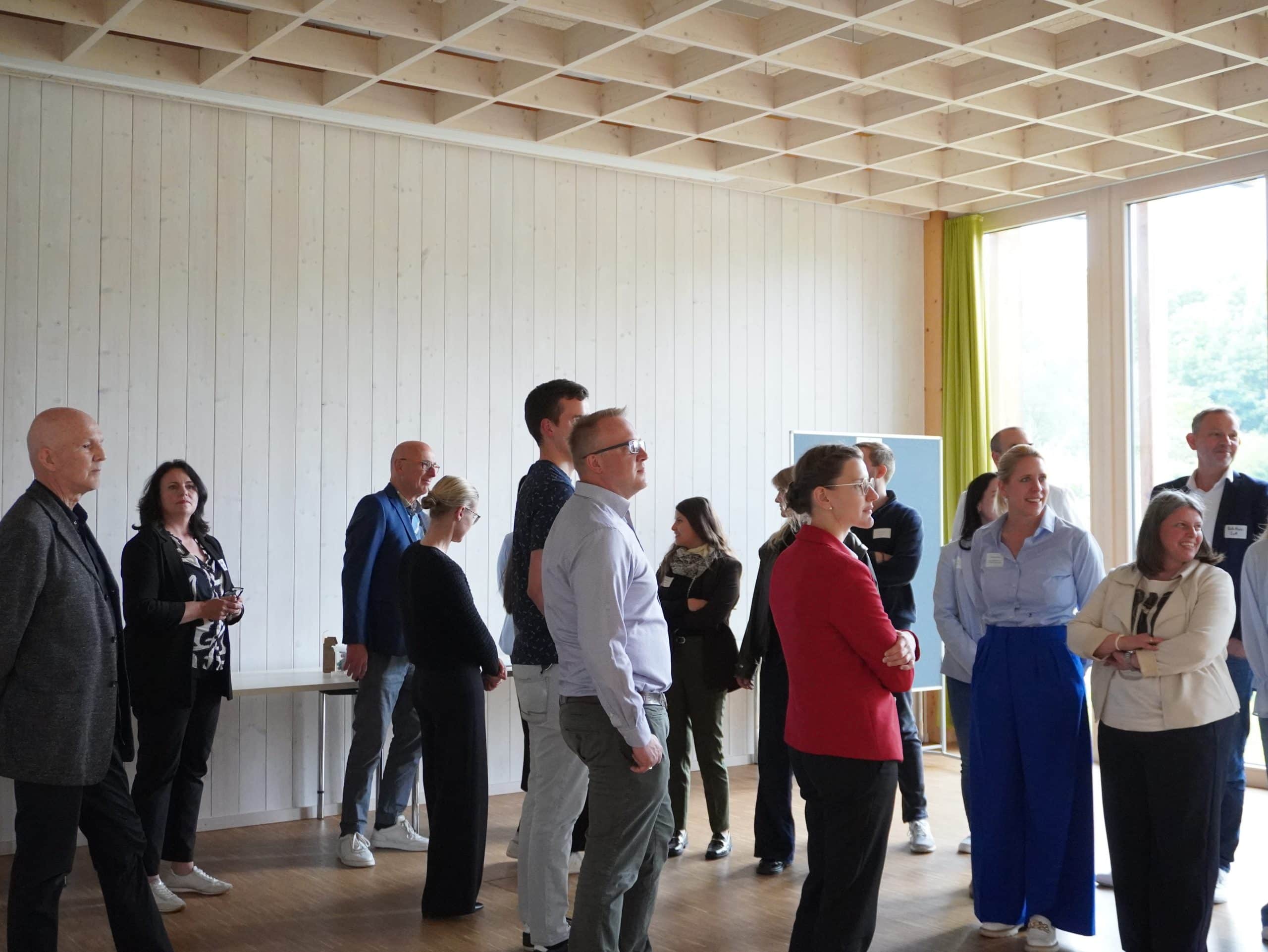 Eine Gruppe von Teilnehmende lernt sich beim Innovation Talk in Augsburg kennen.
