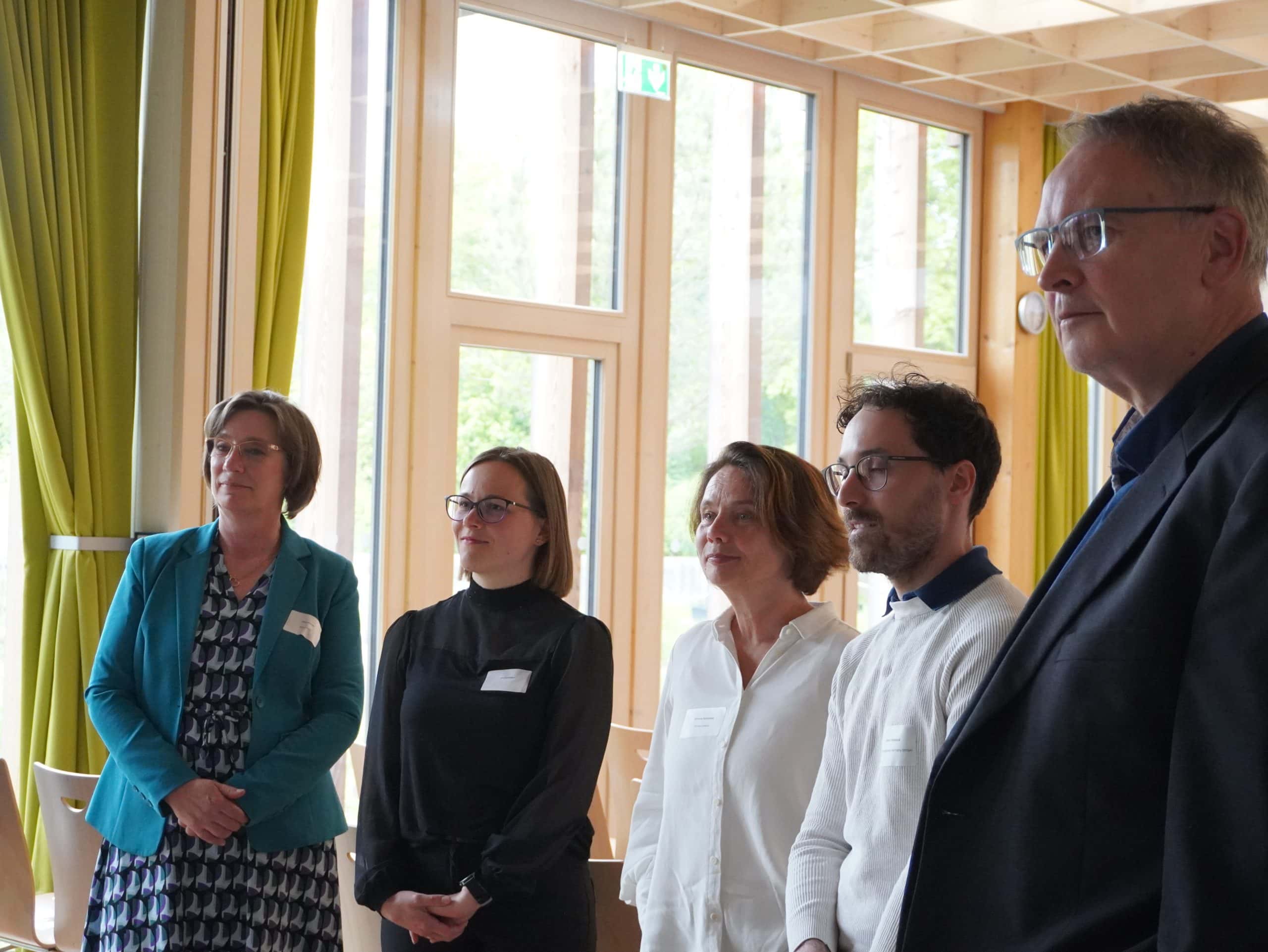 Teilnehmende des Innovation Talk in Augsburg hören einer anderen Person zu.