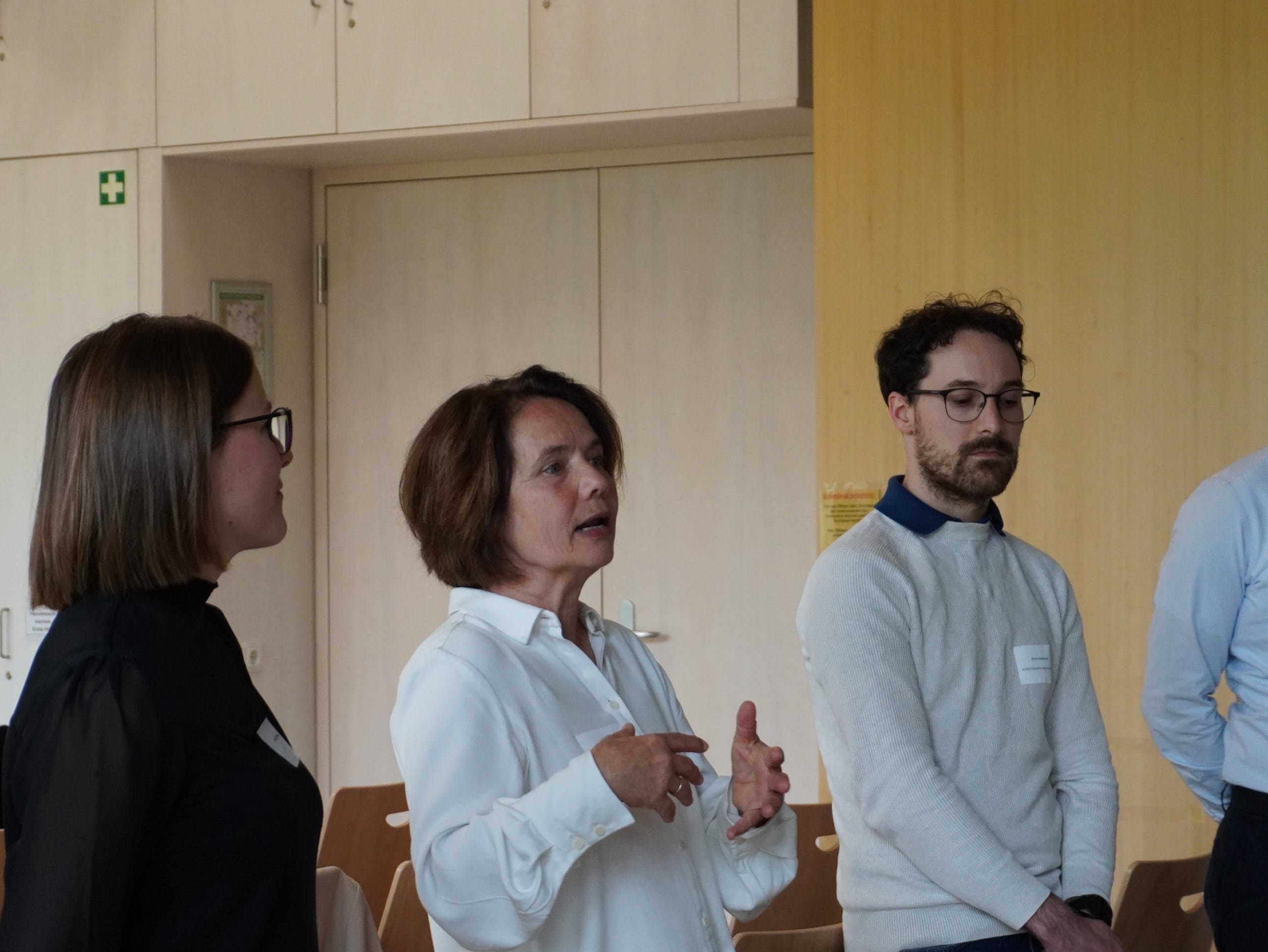 Simone Schönfeld moderiert das Kennenlernen beim Innovation Talk in Augsburg