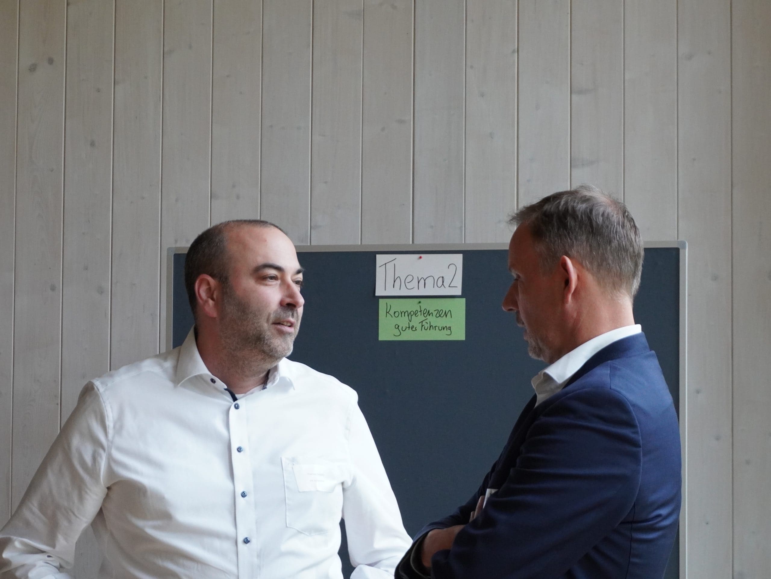 Zwei Teilnehmer unterhalten sich beim Innovation Talk in Augsburg