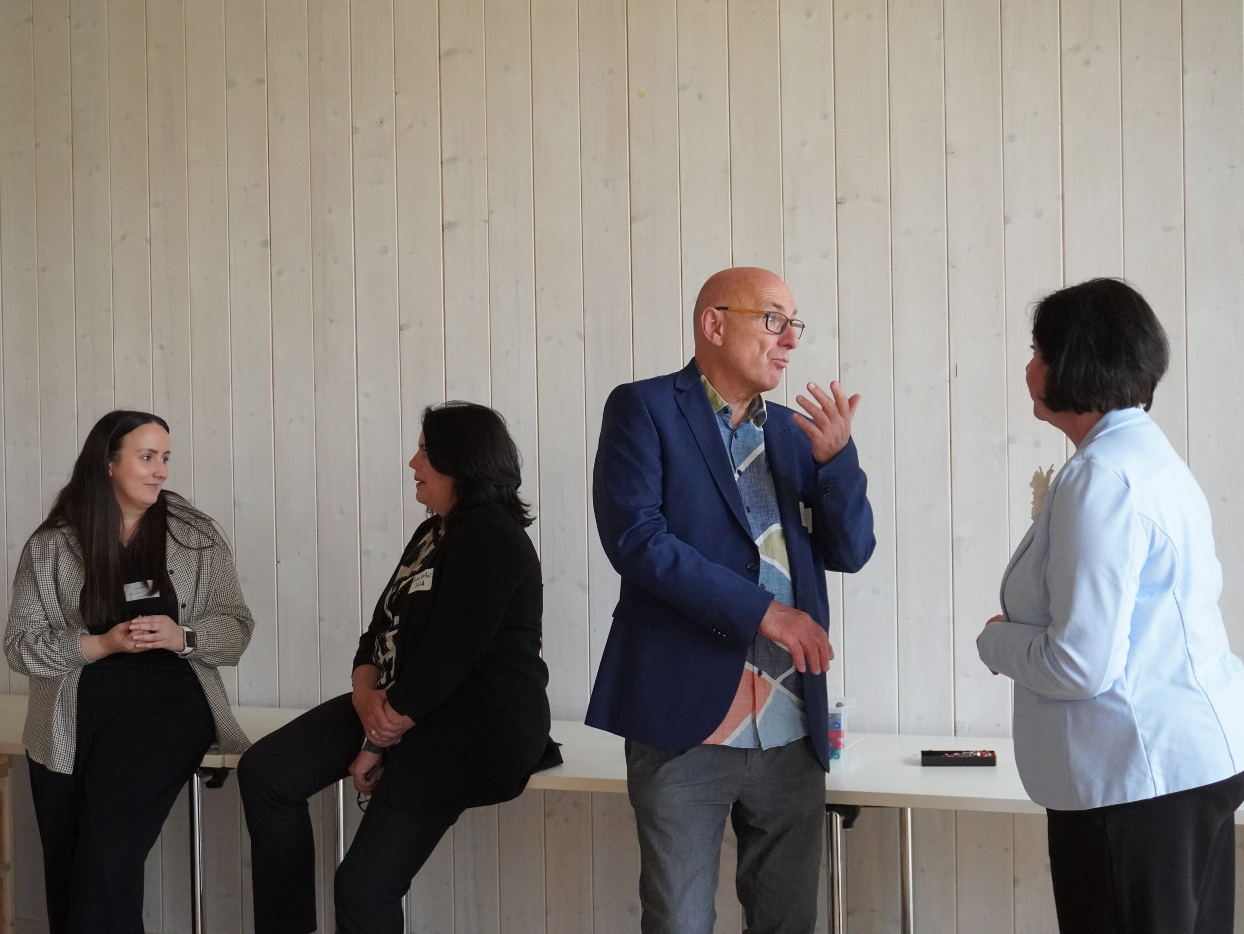 Teilnehmende unterhalten sich beim Innovation Talk in Augsburg