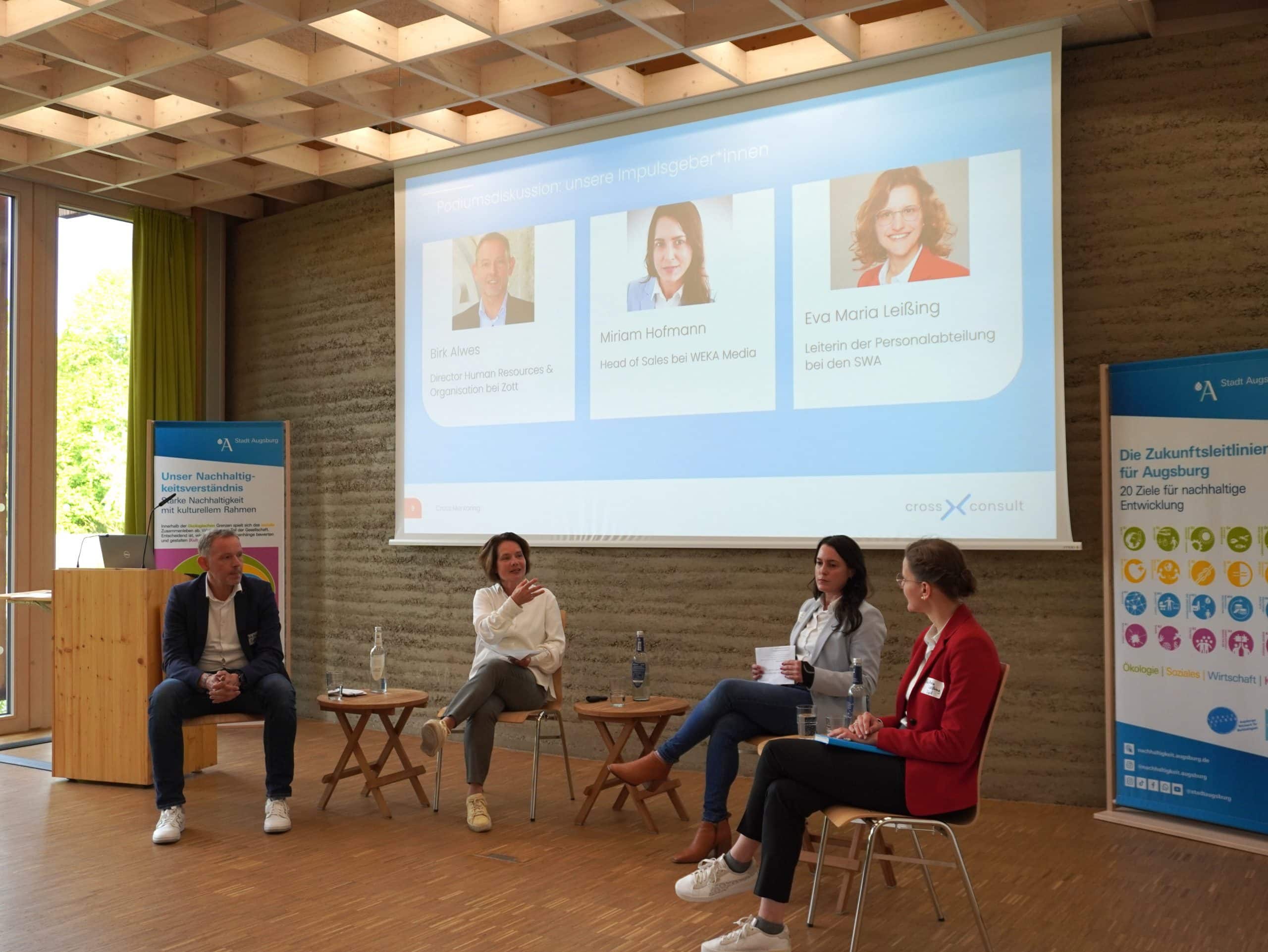 Teilnehmende der Podiumsdiskussion zum Thema "Führung unter Druck" beim Innovation Talk in Augsburg