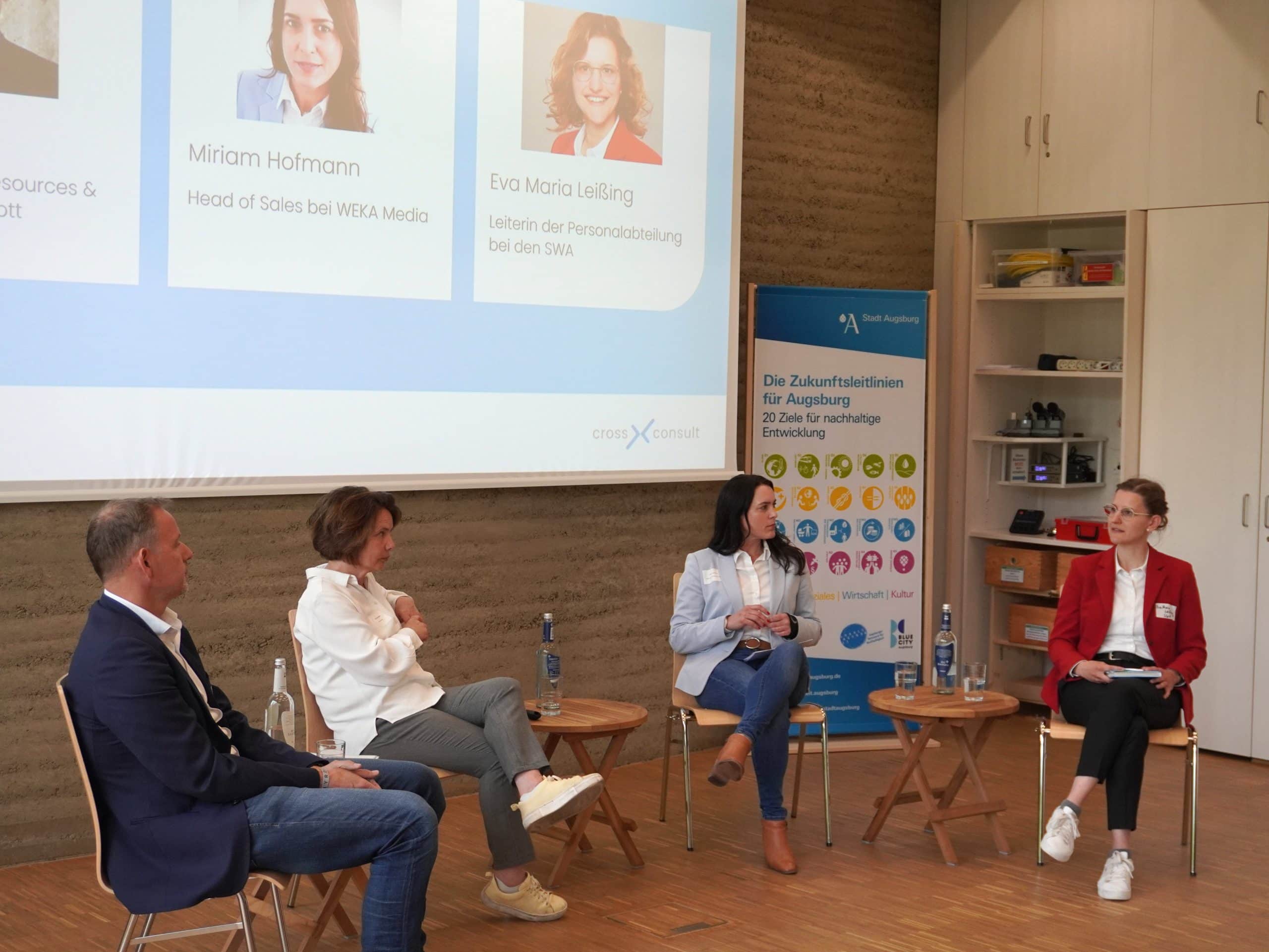 Die Referent*innen der Podiumsdiskussion tauschen sich zum Thema "Führung unter Druck" beim Innovation Talk in Augsburg aus