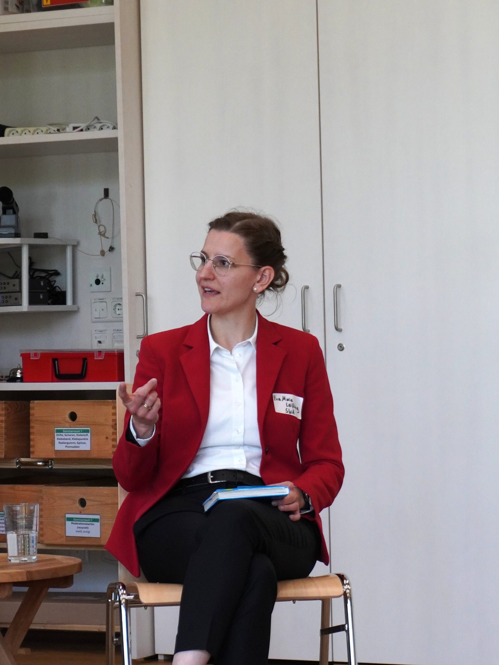 Referentin Eva Leißing diskutiert bei einer Podiumsdiskussion zum Thema "Führung unter Druck" beim Innovation Talk Augsburg