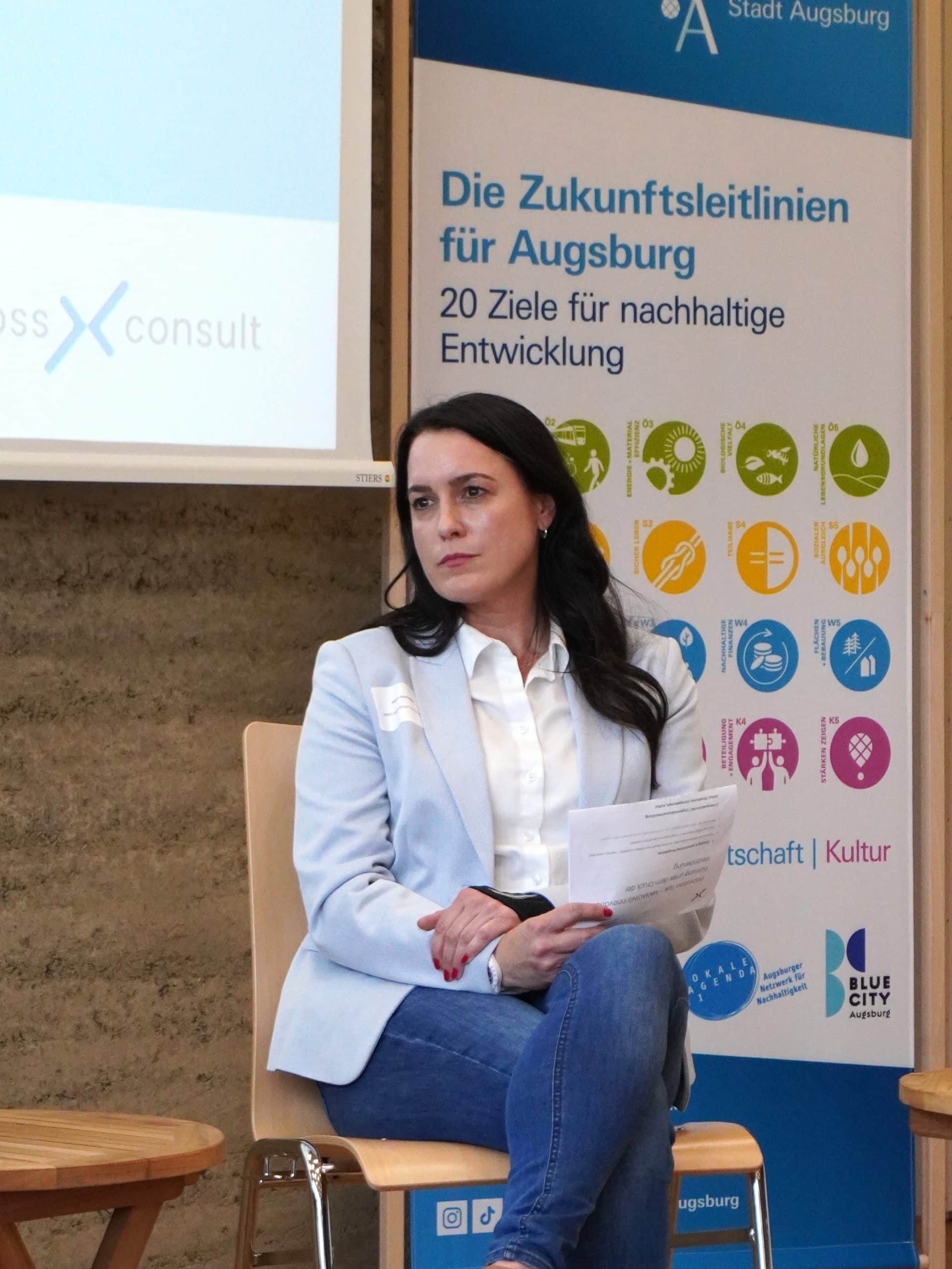 Referentin Miriam Hofmann diskutiert bei einer Podiumsdiskussion zum Thema "Führung unter Druck" beim Innovation Talk Augsburg