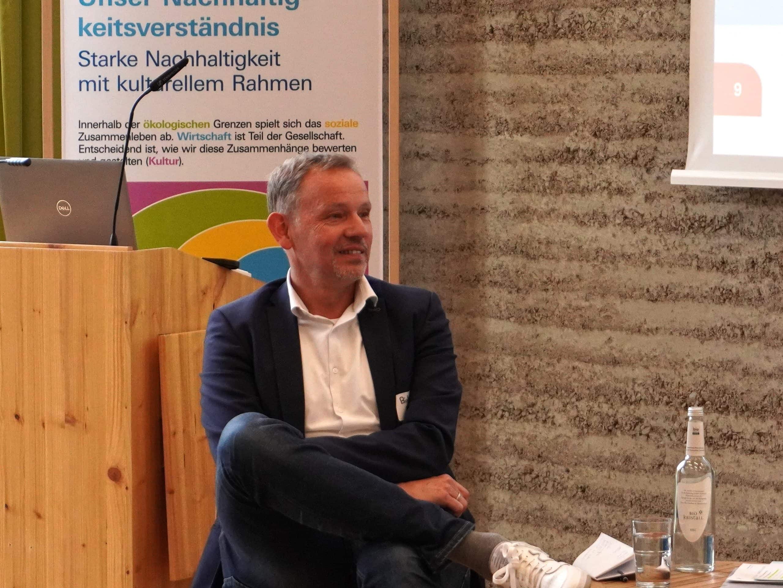 Referent Birk Alwes diskutiert bei einer Podiumsdiskussion zum Thema "Führung unter Druck" beim Innovation Talk Augsburg