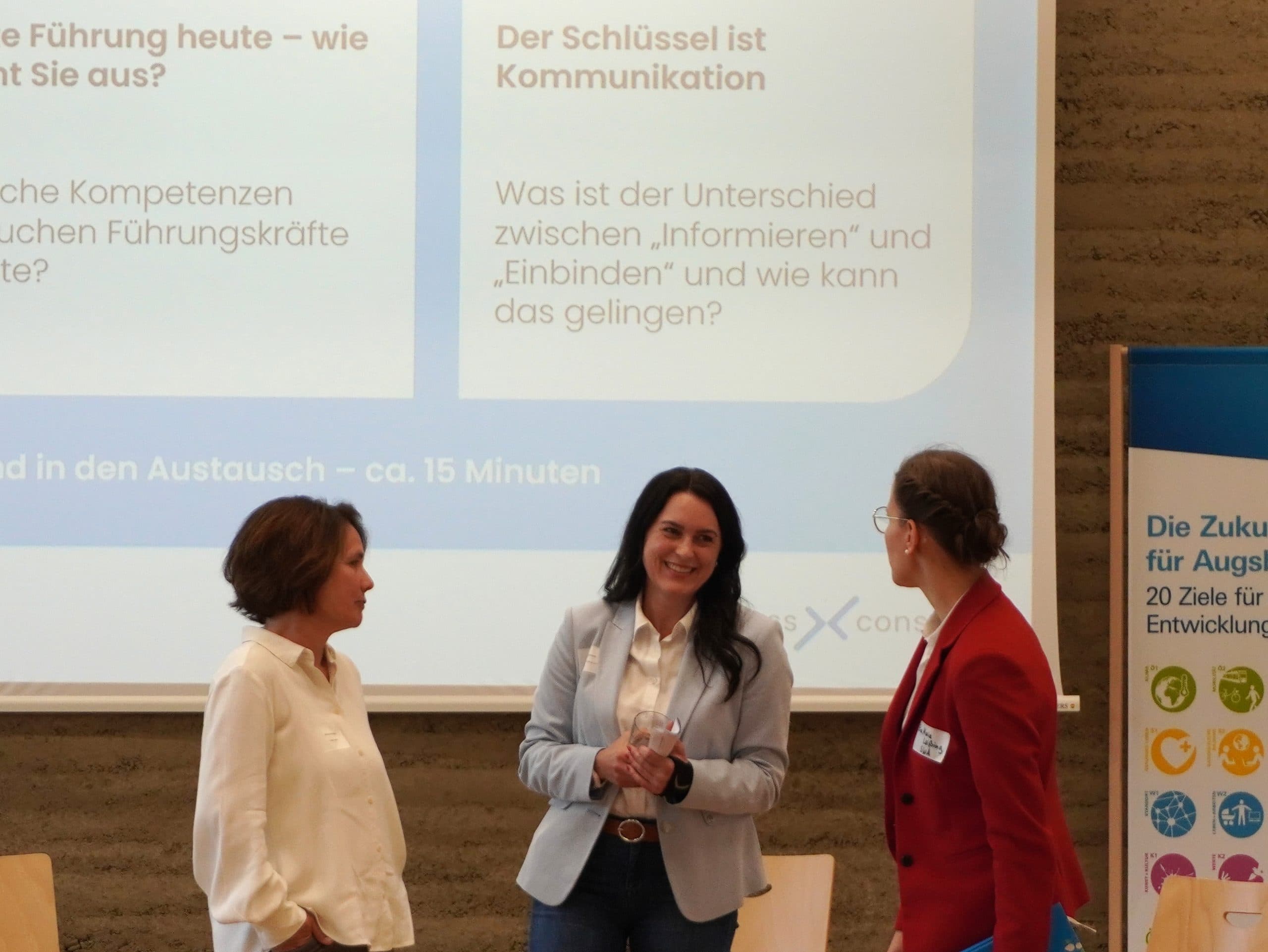 Die Teilnehmerinnen der Podiumsdiskussion tauschen sich im Anschluss aus beim Innovation Talk Augsburg