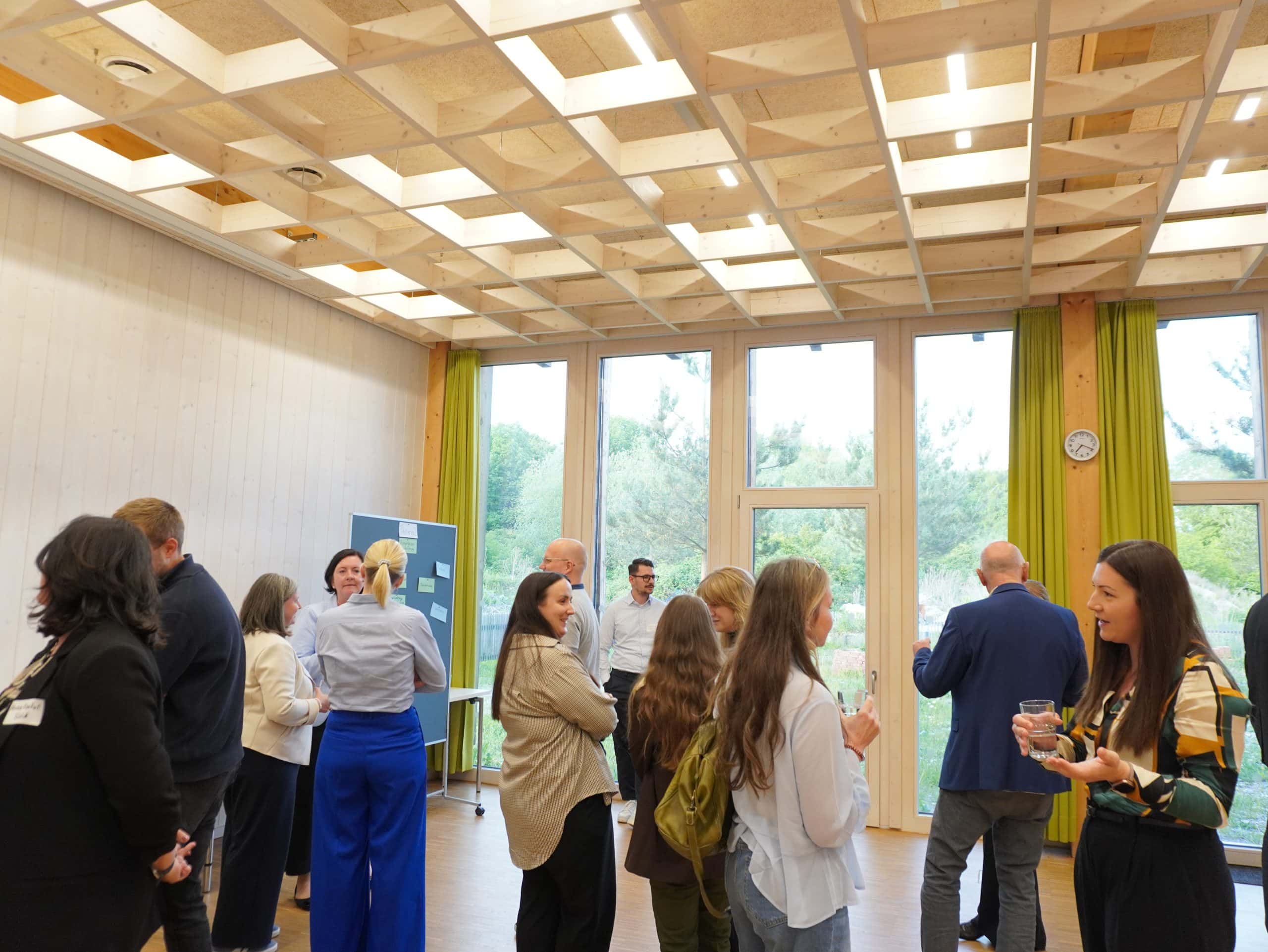 Teilnehmende tauschen sich zum Thema "Führung unter Druck" beim Innovation Talk in Augsburg aus