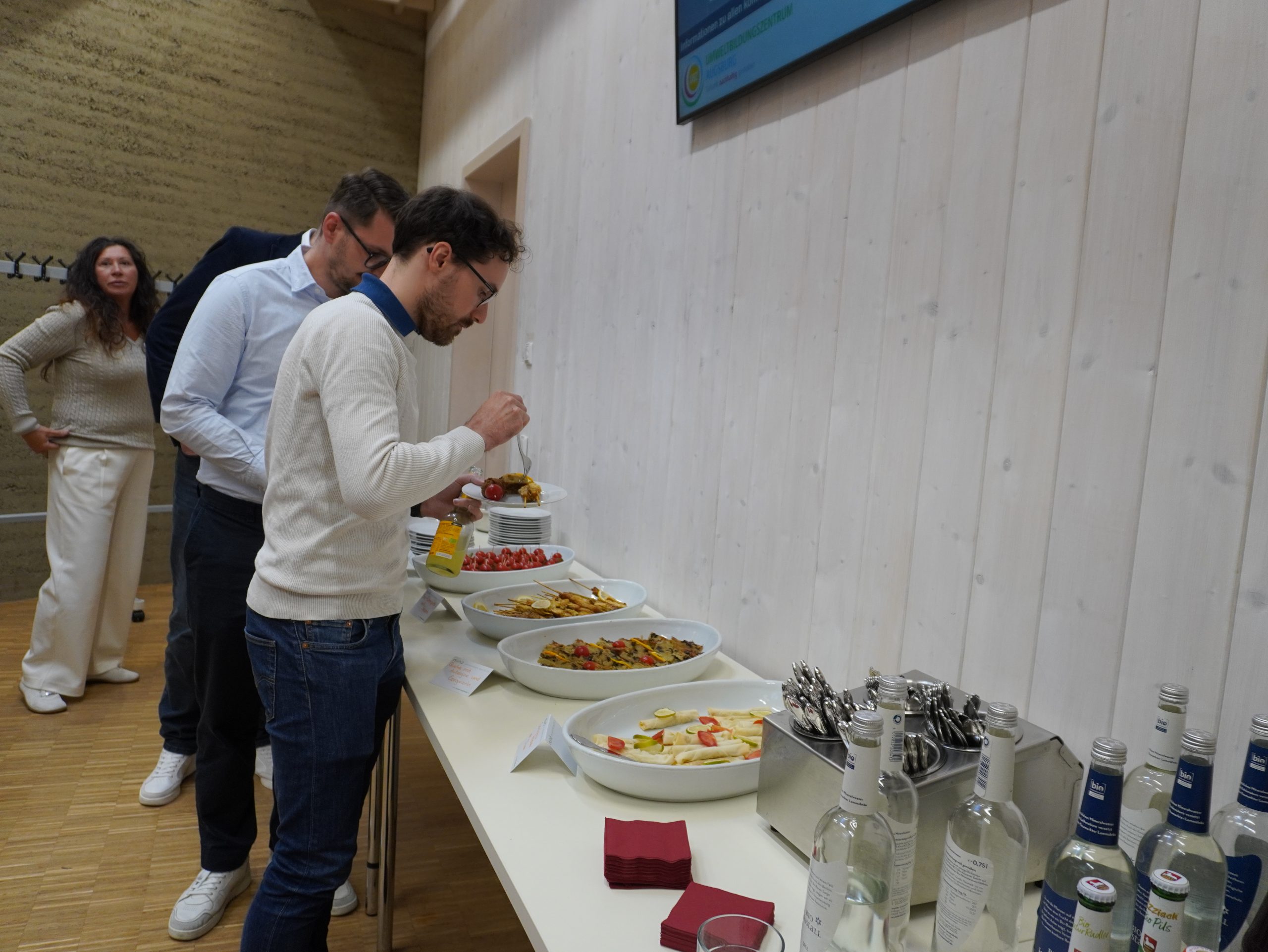 Teilnehmende des Innovation Talks stärken sich am Buffet