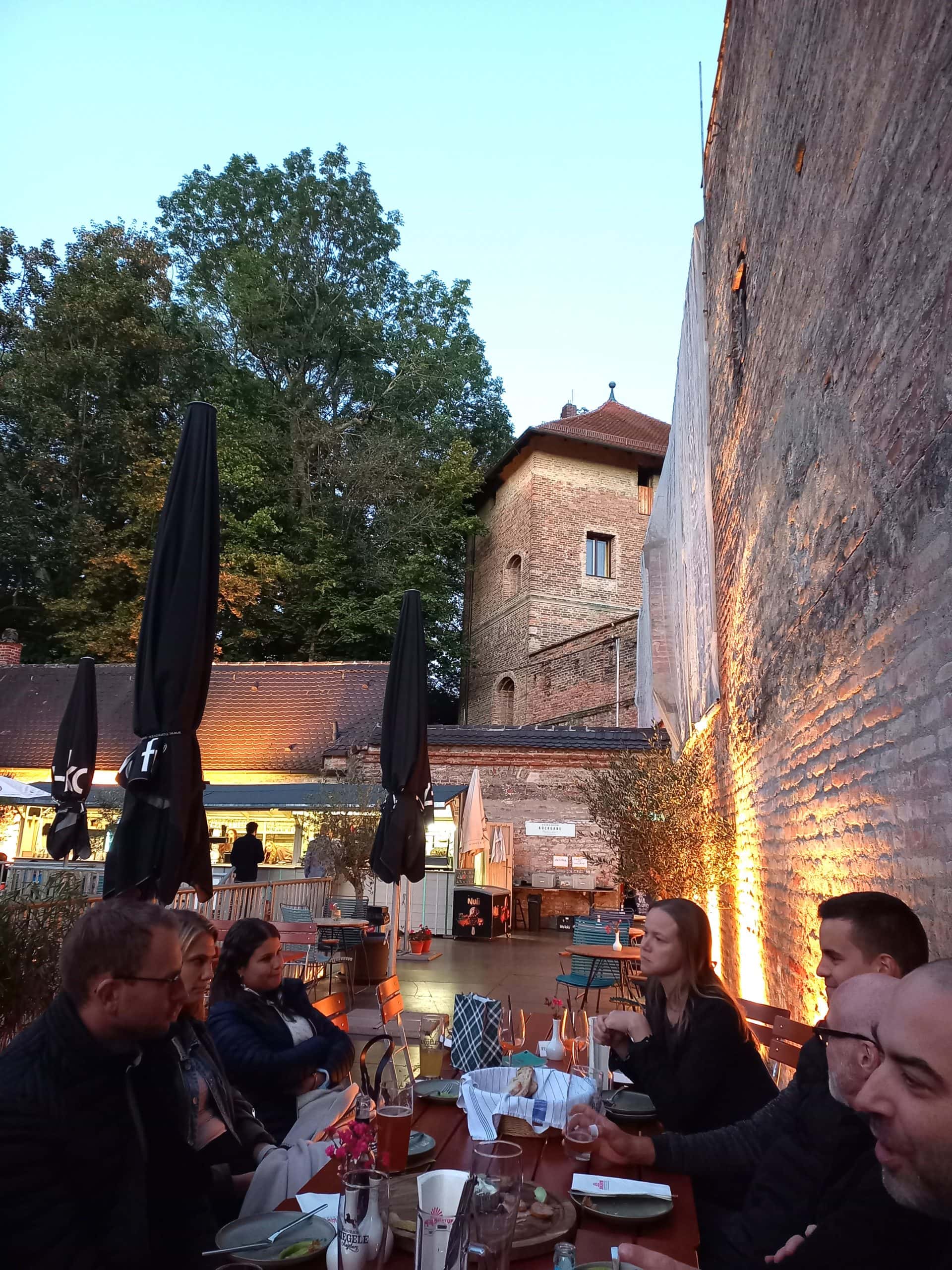 Die Teilnehmenden essen gemütlich beim Abschluss des 15. Cross Mentoring Augsburg