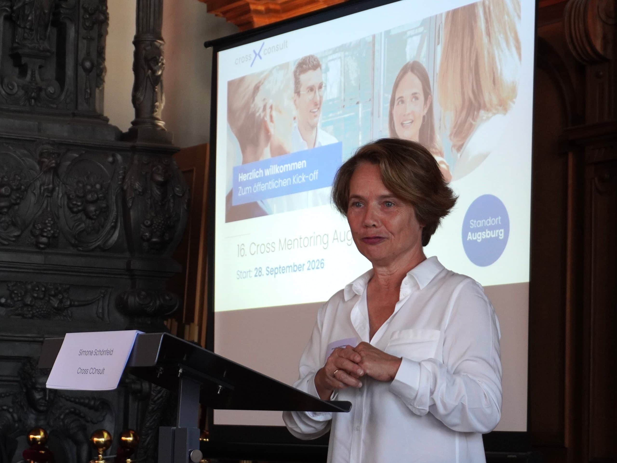 Simone Schönfeld begrüßt die Teilnehmenden vonm CMA16