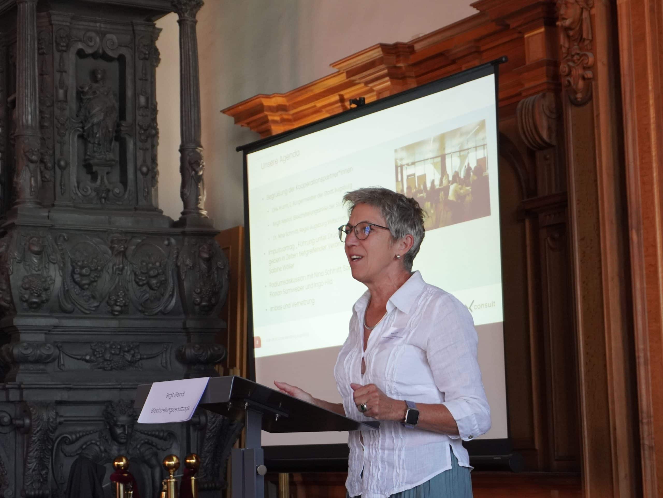Birgit Weindl von der Gleichstellungsstelle der Stadt Augsburg begrüßt die Teilnehmenden des Kick-offs