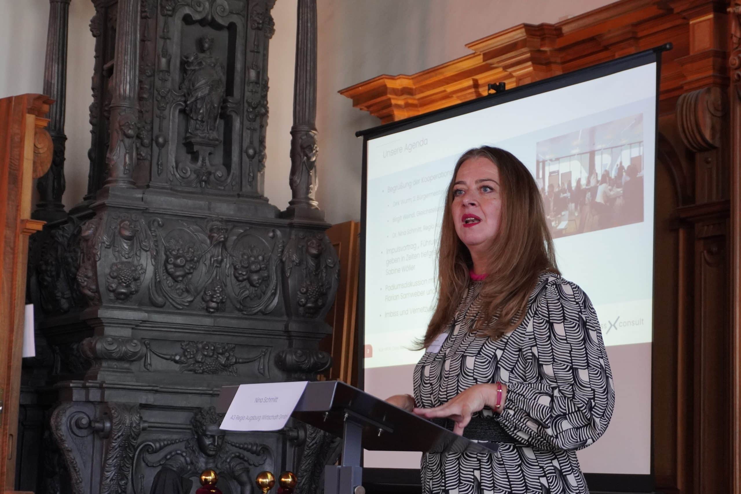 Dr. Nina Schmitt von der A3 Regio Augsburg Wirtschaft GmbH begrüßt die Teilnehmenden des CMA16