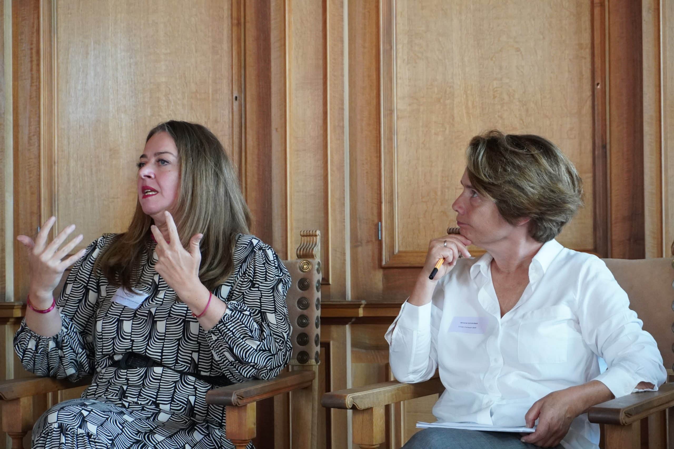 Teilnehmerin der Podiumsdiskussion und Simone Schönfeld bei der Podiumsdiskussion