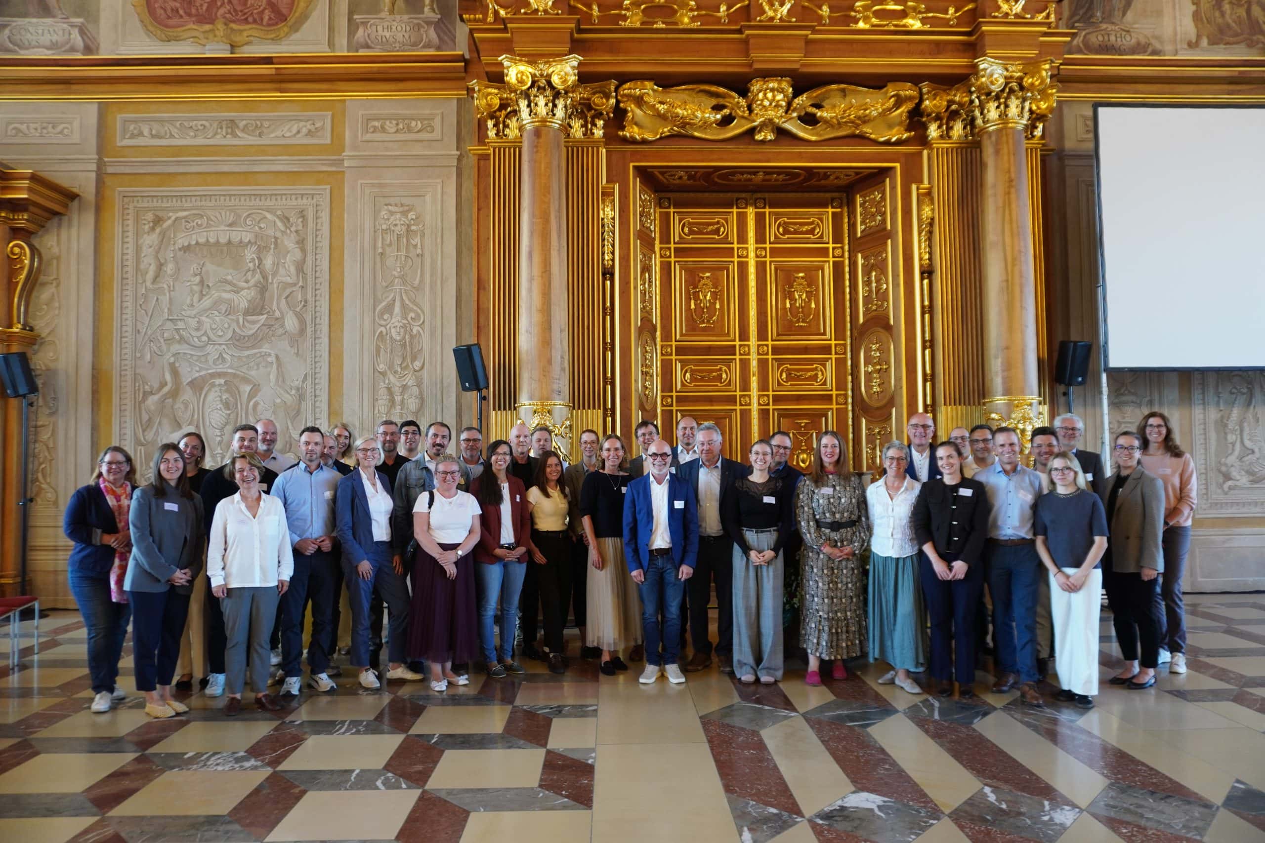 Gruppenfoto der Teilnehmenden des Kick-offs im Augsburger Rathaus