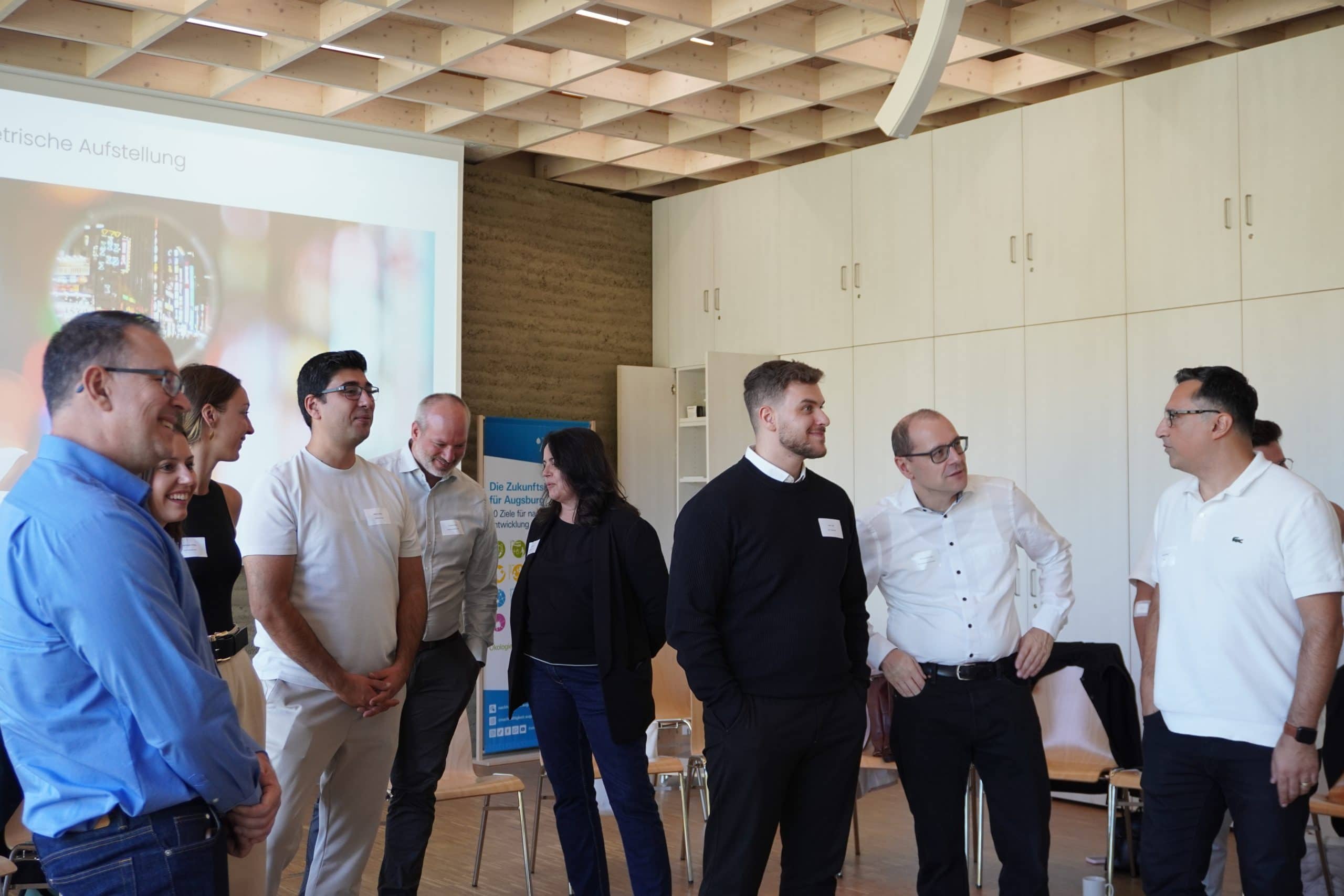 Teilnehmende des CMA16 stehen in der Gruppe und hören zu