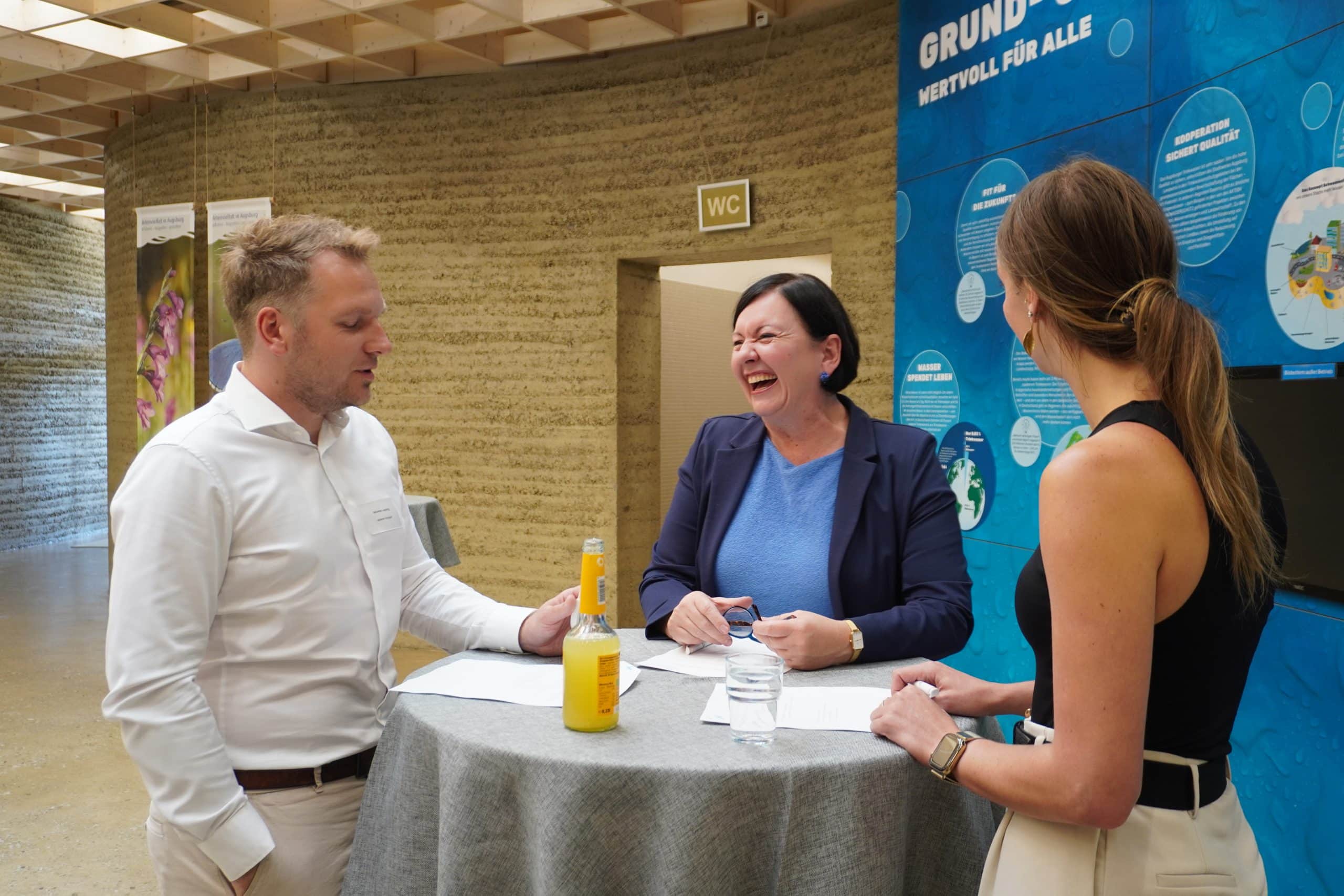 Teilnehmende des CMA16 im Gespräch
