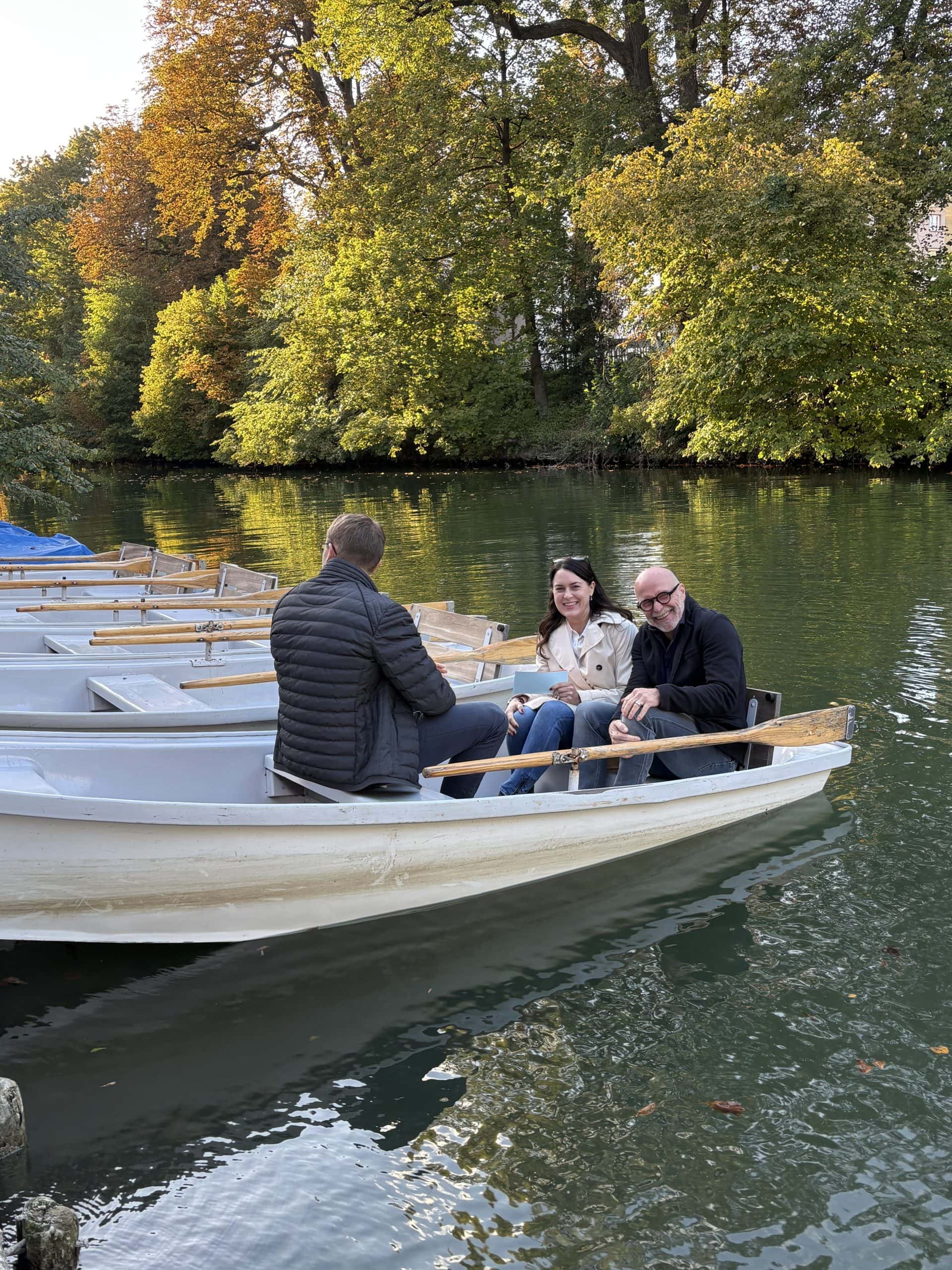 Drei Teilnehmenden fahren Kahn beim Abschluss des 15. Cross Mentoring Augsburg