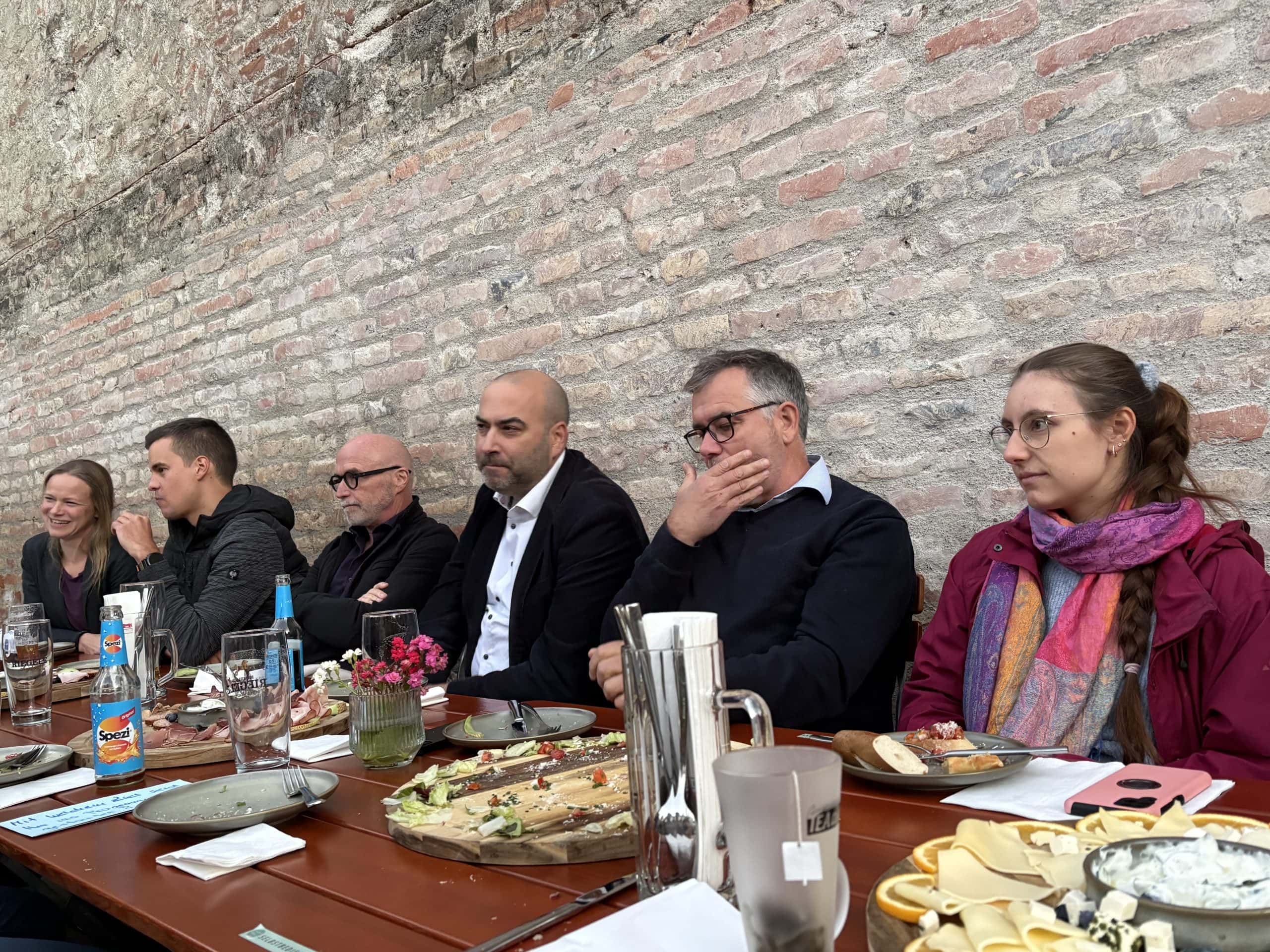 Teilnehmenden unterhalten sich beim Abschluss des 15. Cross Mentoring Augsburg
